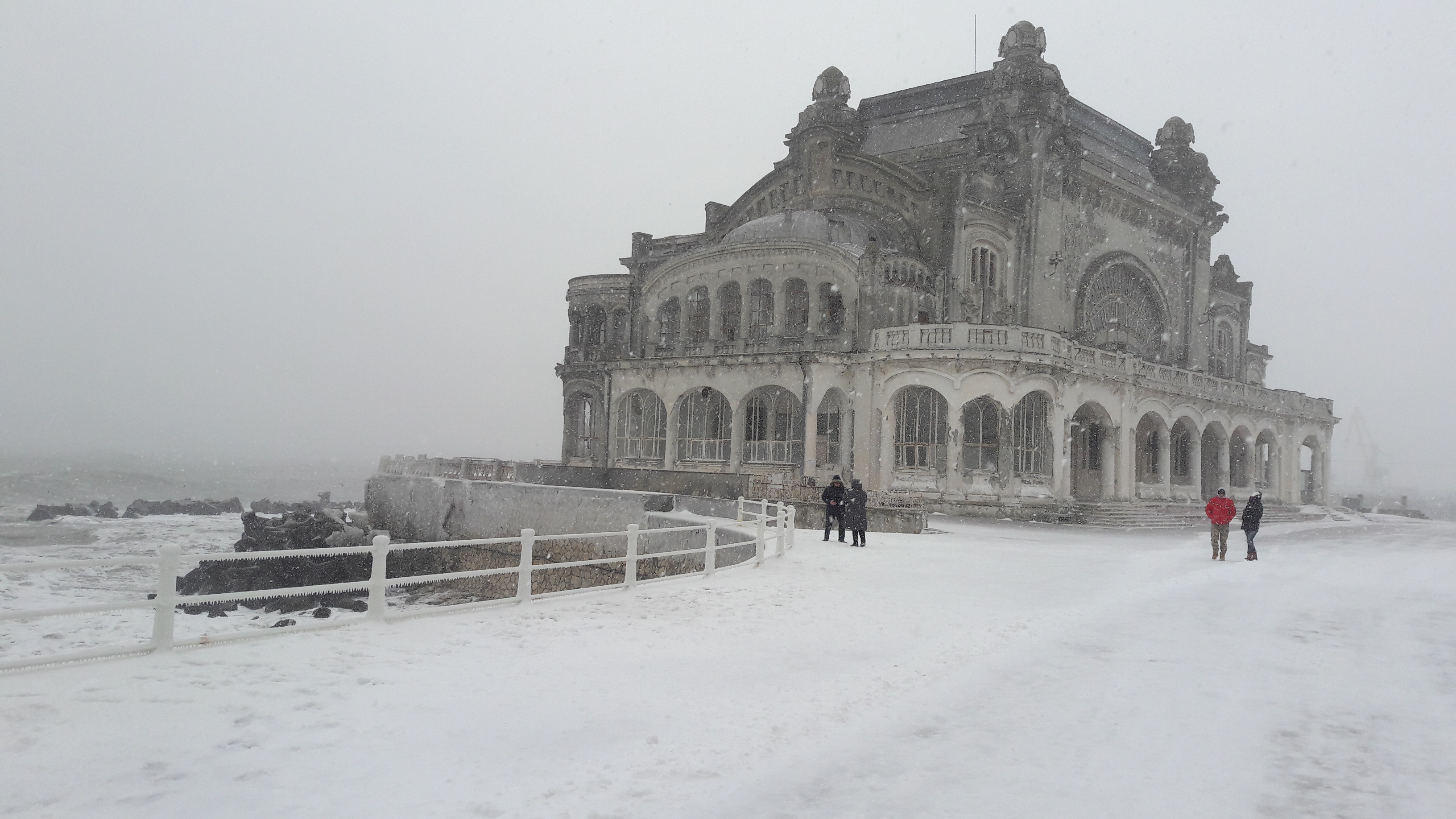 VIDEO REPORTAJ/Spectacol la malul Mării Negre. Bătrânul Cazino și faleza din Constanța, peisajul dezolant al nepăsării la final de iarnă