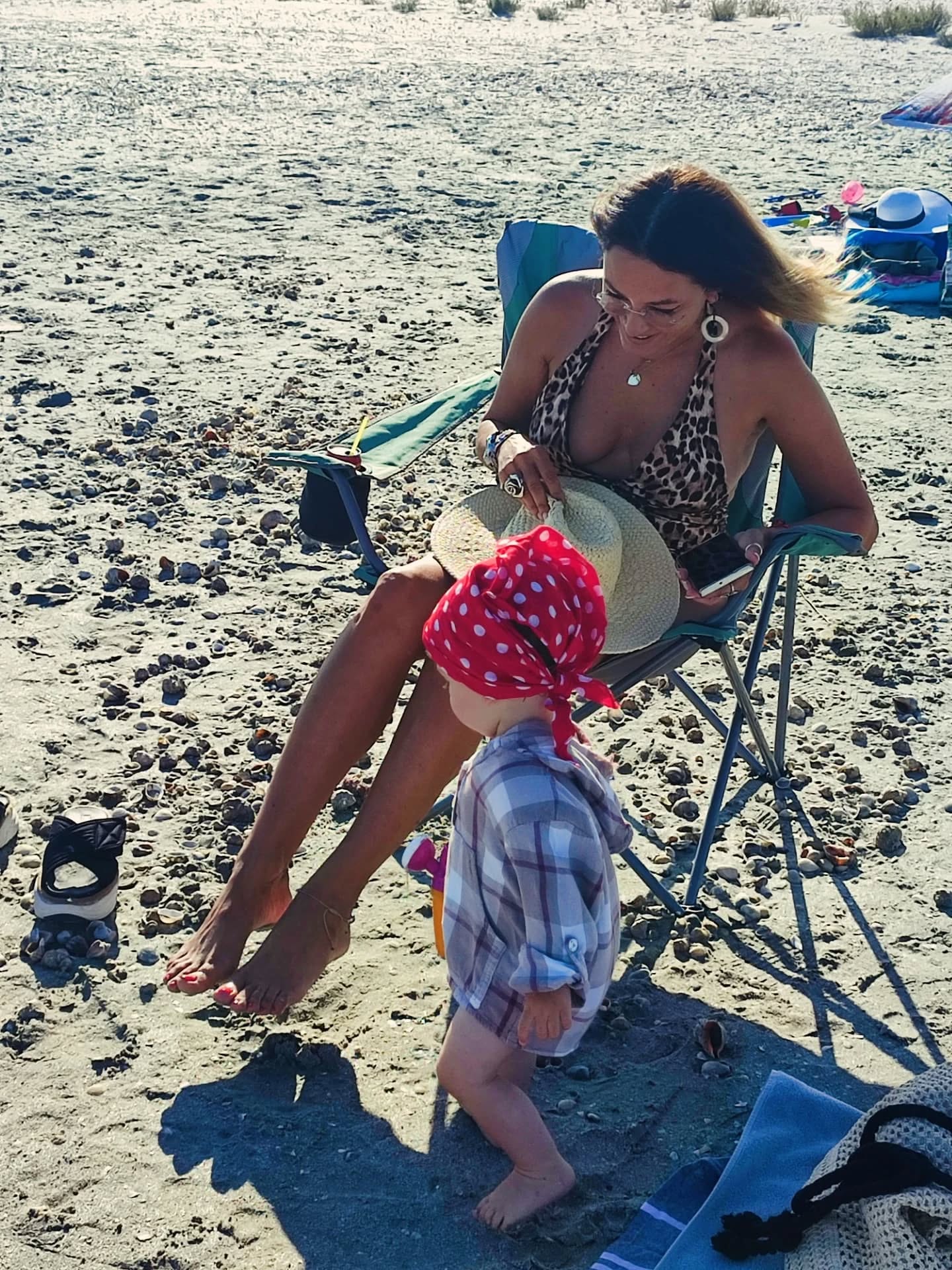 Anca Țurcașiu, surprinsă la plajă, în costum de baie, alături de nepoțica ei: „Așa arată cea mai fericită bunică”. Fanii au reacționat