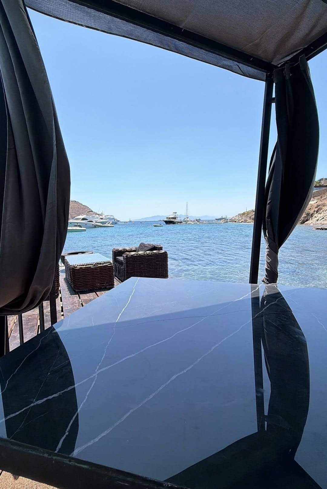 Bianca Drăgușanu, vacanță de lux în Mykonos alături de fiica ei. Cât costă o singură noapte la hotelul exclusivist ales de vedetă