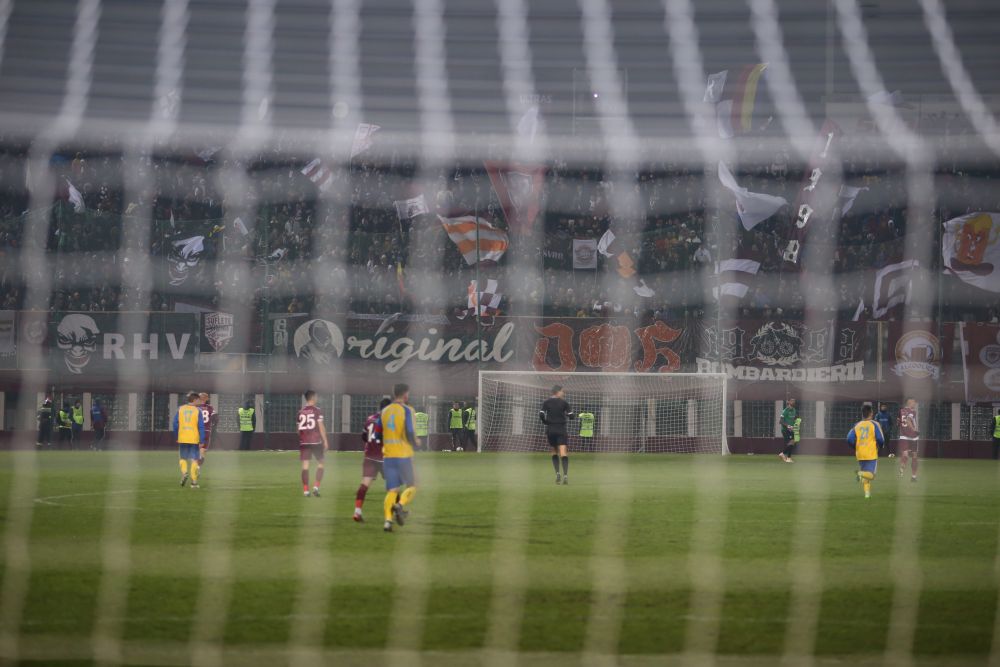 FOTO/Daniel Pancu, în genunchi în fața fanilor rapidiști! Declarație de dragoste pentru suporteri, la ultimul meci oficial pe stadionul Giulești: „De asta nu am jucat la Steaua, la Dinamo, datorită lor!”