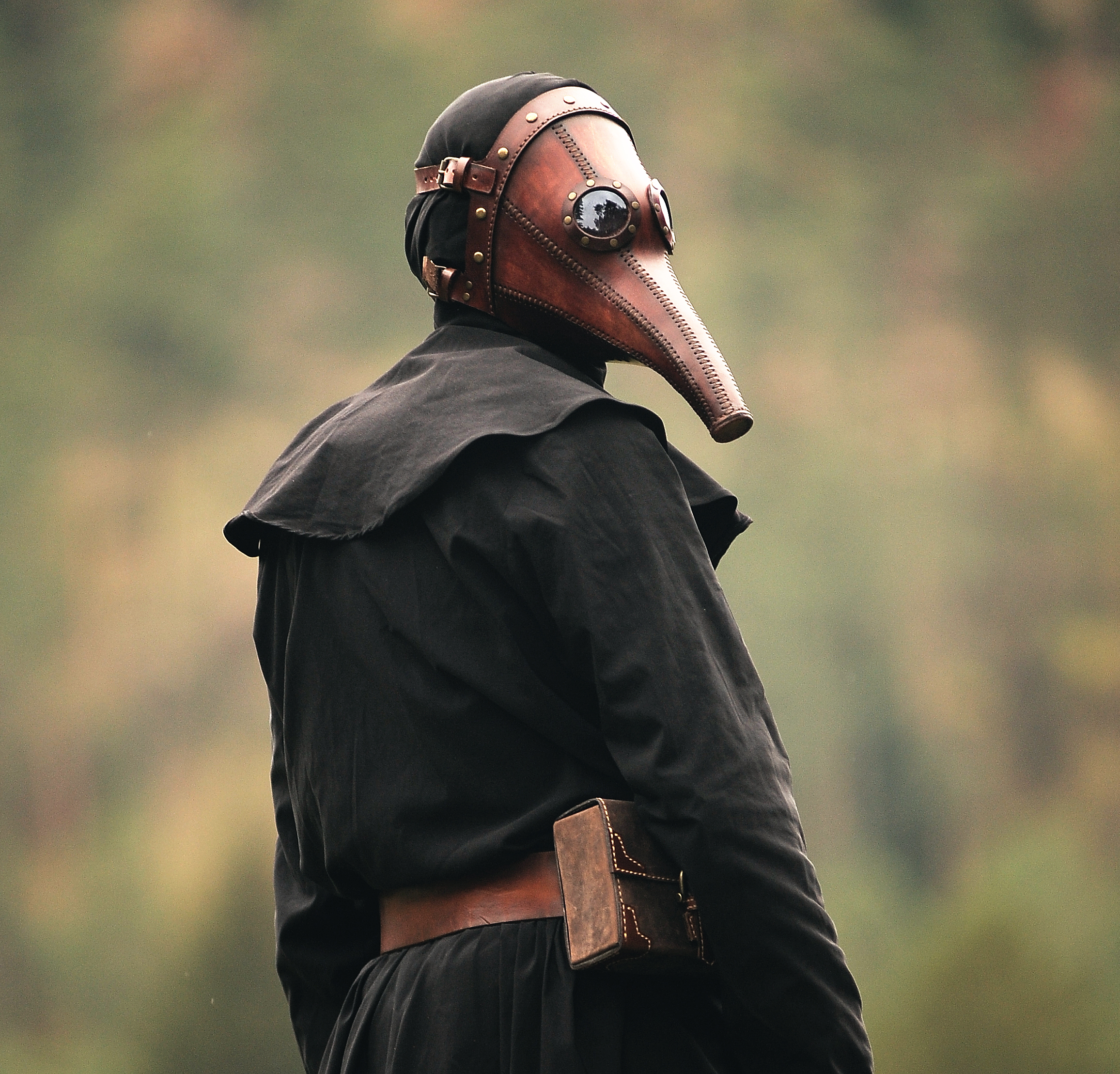 REPORTAJ: "Moartea Neagră“ și măştile purtate de „doctorii ciumei“ în Evul Mediu, inspirație pentru un designer |GALERIE FOTO