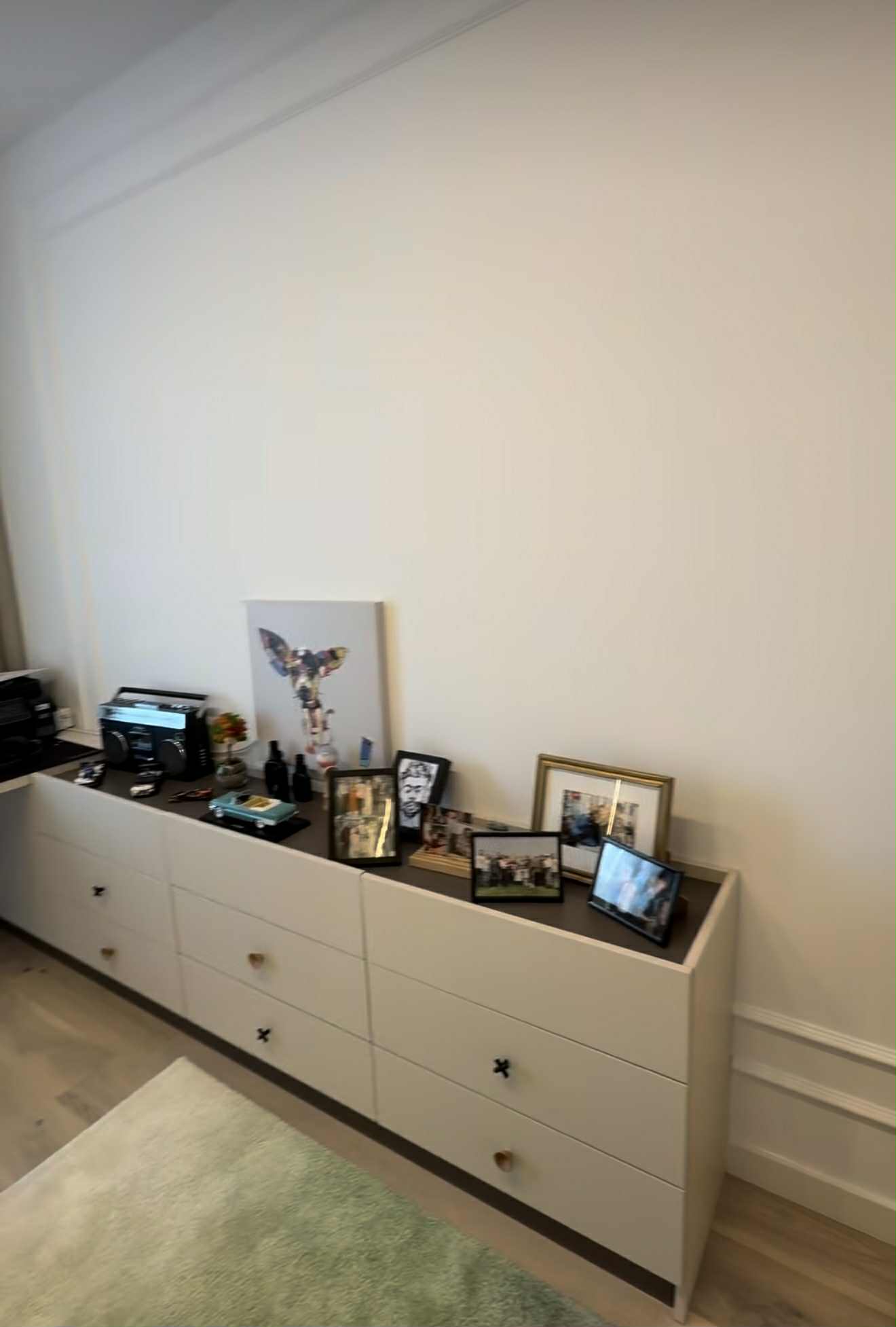 Imagini din apartamentul de lux în care locuiește Radu Bucălae cu soția. Mobila e făcută la comandă, la sfatul designerilor de interior