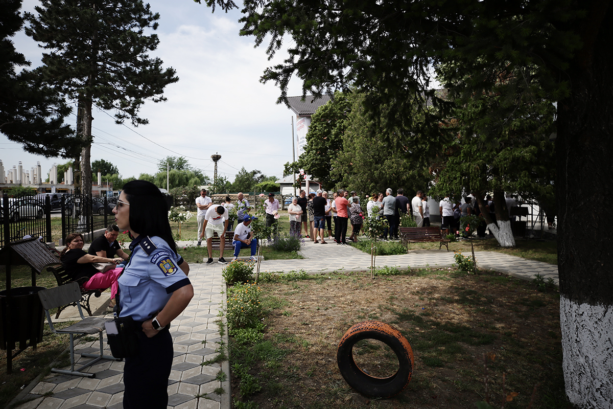 REPORTAJ Alegeri 2024 | Poliție, jandarmi și o bunică speriată de propria nepoată la Belciugatele: „M-a făcut în tot felul că am urcat în mașina primarului!”