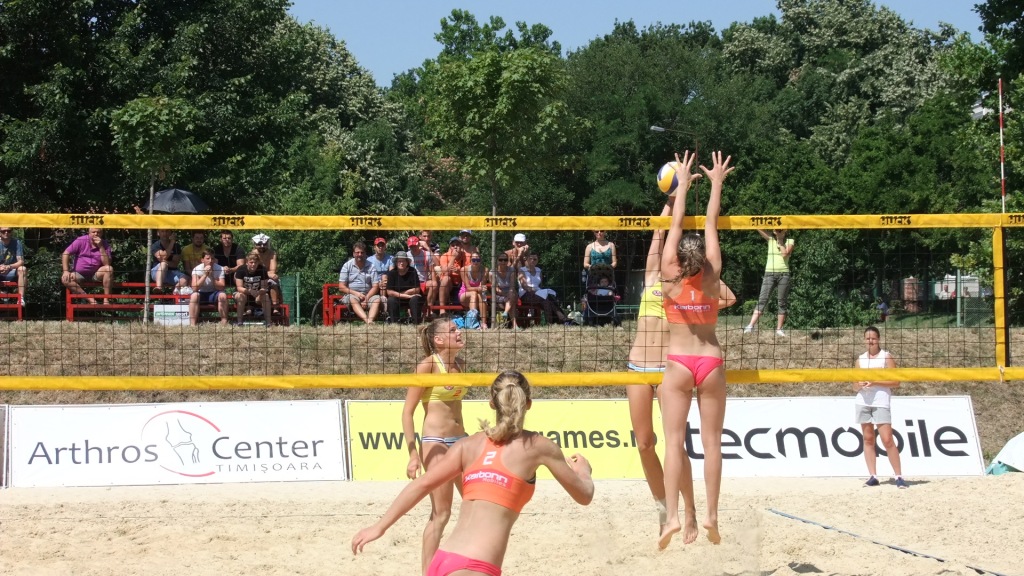 Fetele au încins nisipul la Campionatul Național de volei de plajă / GALERIE FOTO