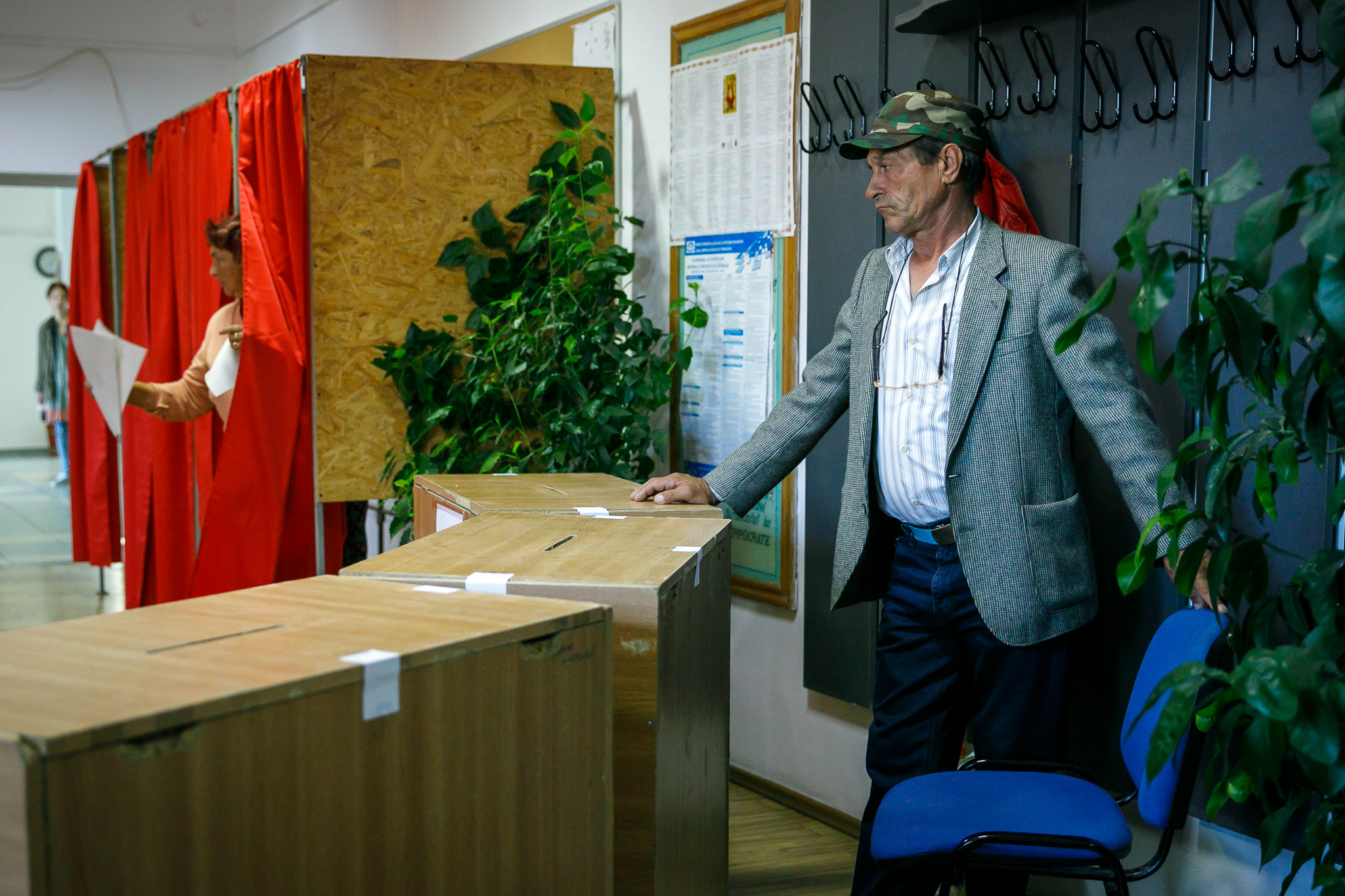 CORESPONDENȚĂ DIN URLAȚI | La europarlamentare, între „Hai, noroc!” și resemnare. La prima oră a dimineții, cârciuma era mai plină ca secția de votare