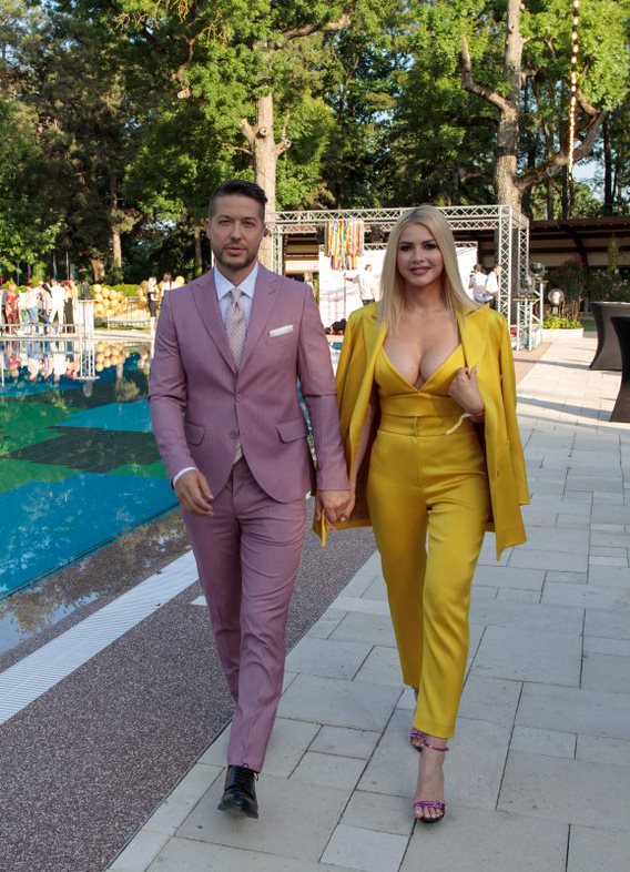 Cum s-au îmbrăcat vedetele pe covorul roșu la petrecerea VIVA! 2022. Andreea Marin și iubitul ei au atras toate privirile la eveniment