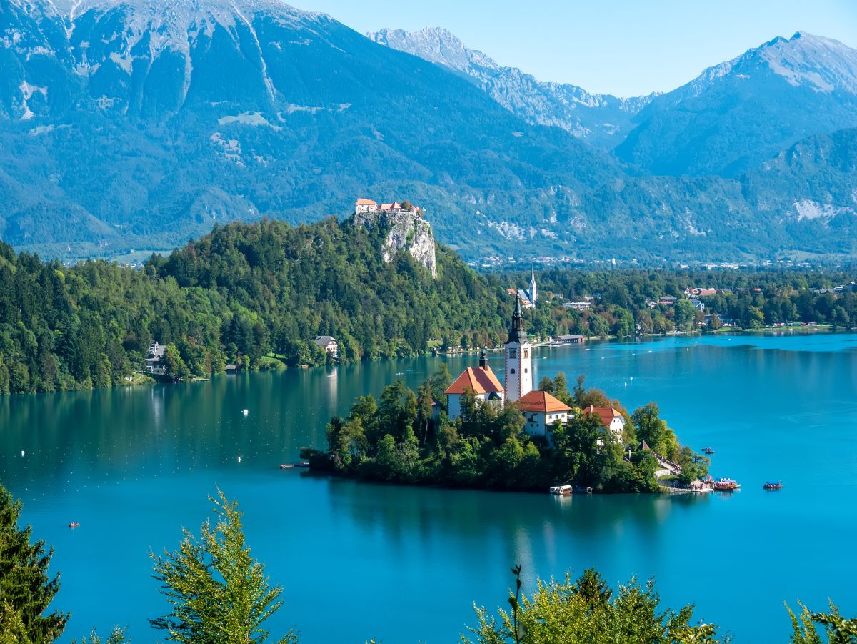Sinaia, pe lista ”orașelor de poveste” din Europa recomandate de o publicație britanică. ”Ascuns în Munții Bucegi, înconjurat de păduri fermecate”