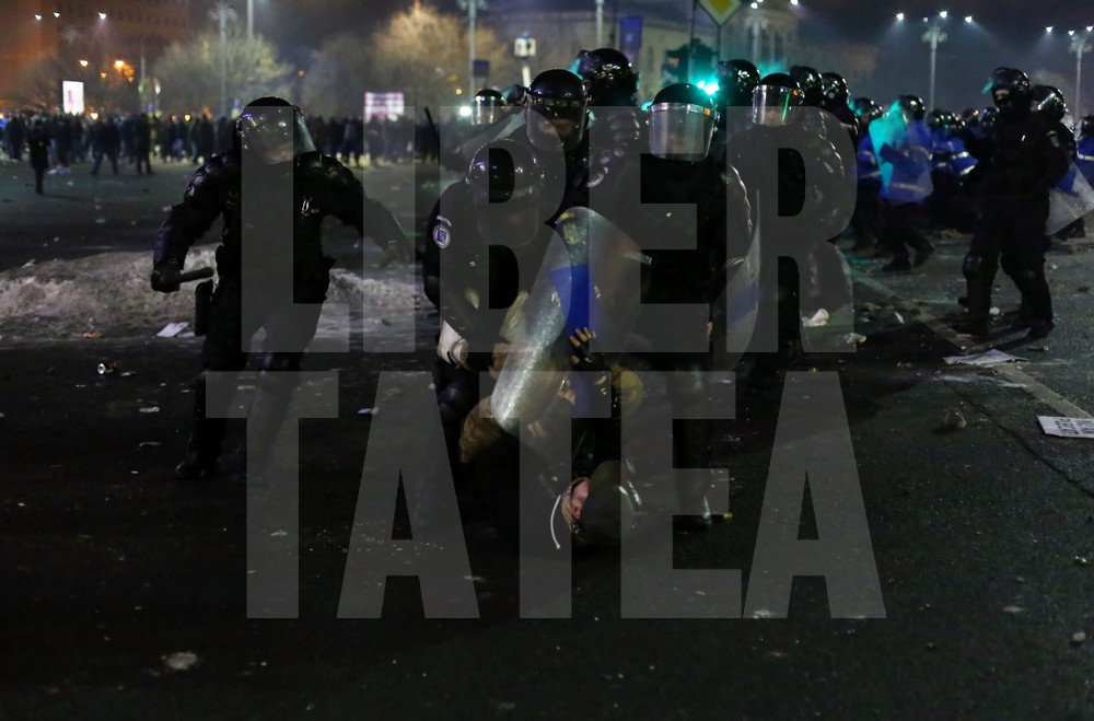 Violențe între ultrași și jandarmi, miercuri seară, în Capitală, pe finalul protestelor / FOTO & VIDEO