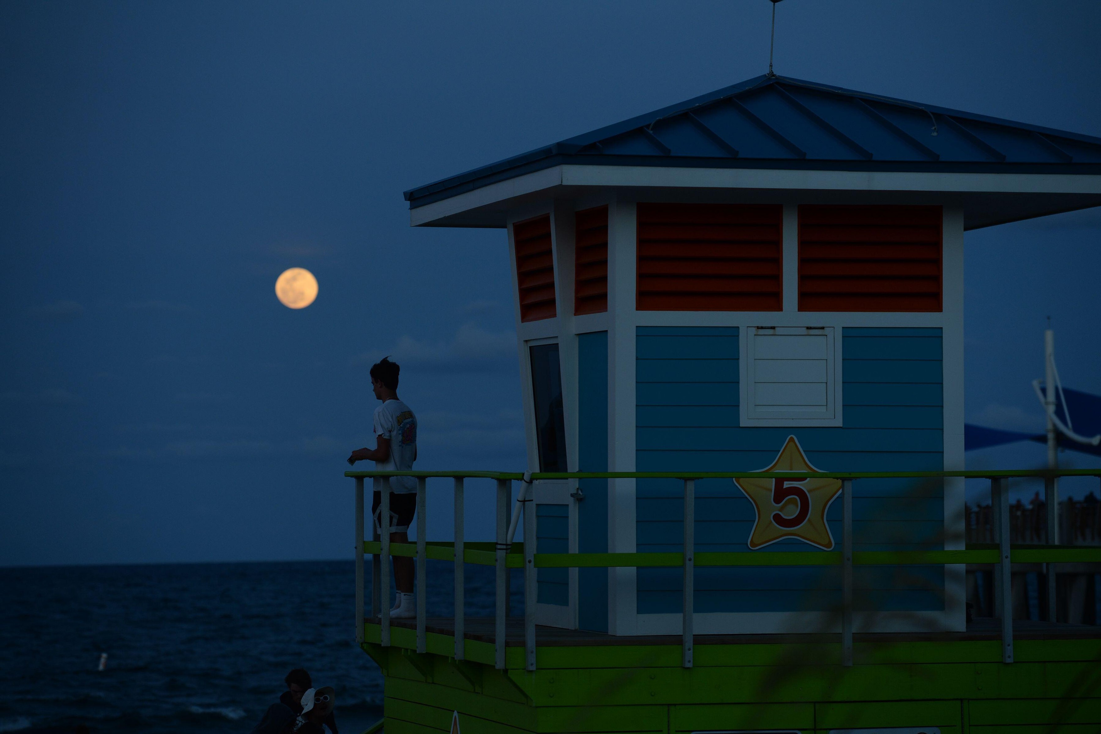 Spectacol pe cer cu superluna roz. Cum a fost surprins fenomenul în imagini