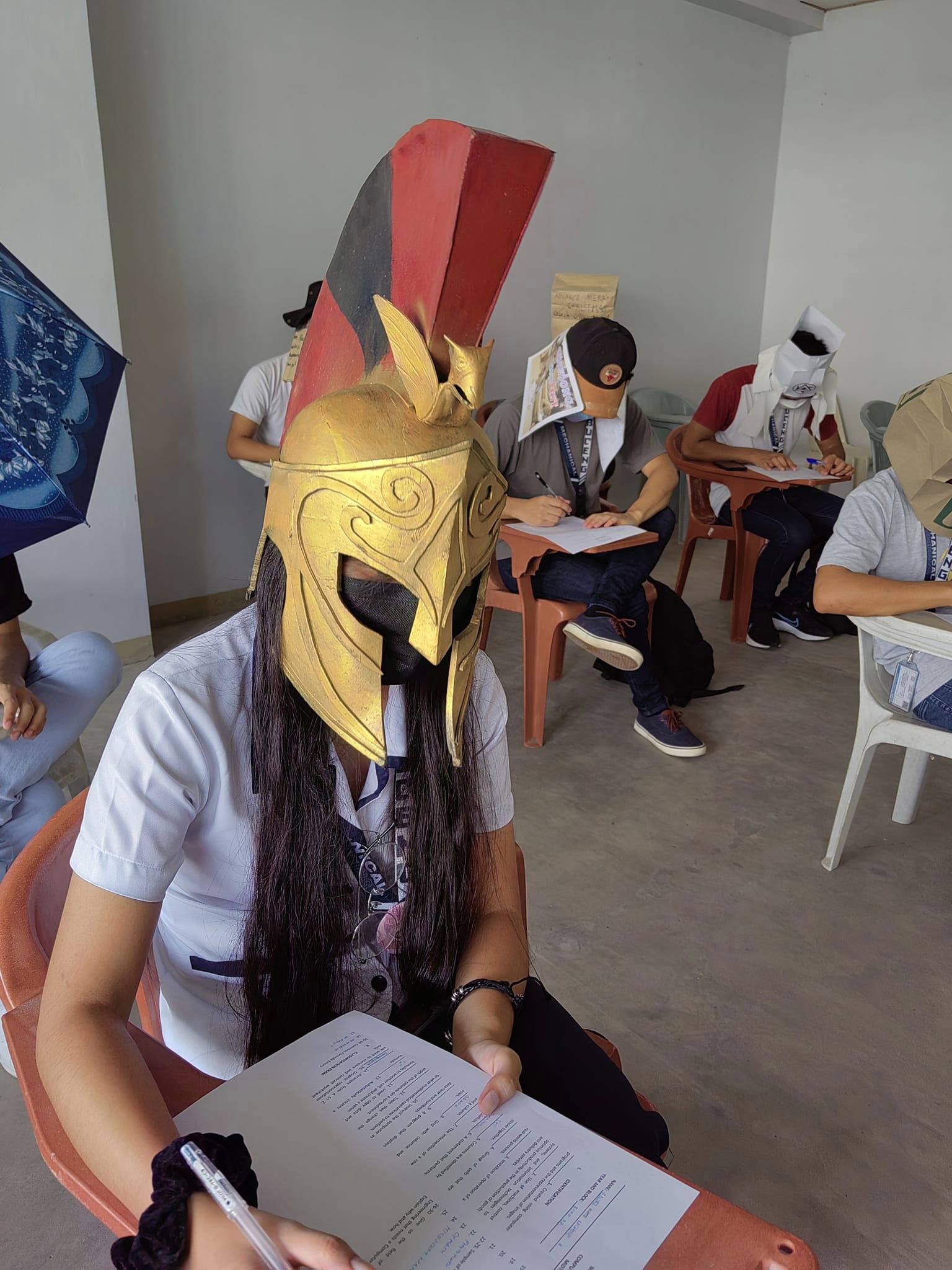 FOTO. „Pălăriile anticopiat” ale unor studenţi din Filipine au devenit virale pe reţelele de socializare