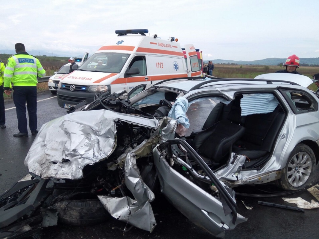 UPDATE / Trafic blocat pe DN1, în zona Porumbacu de Jos. O persoană a murit și trei au fost rănite