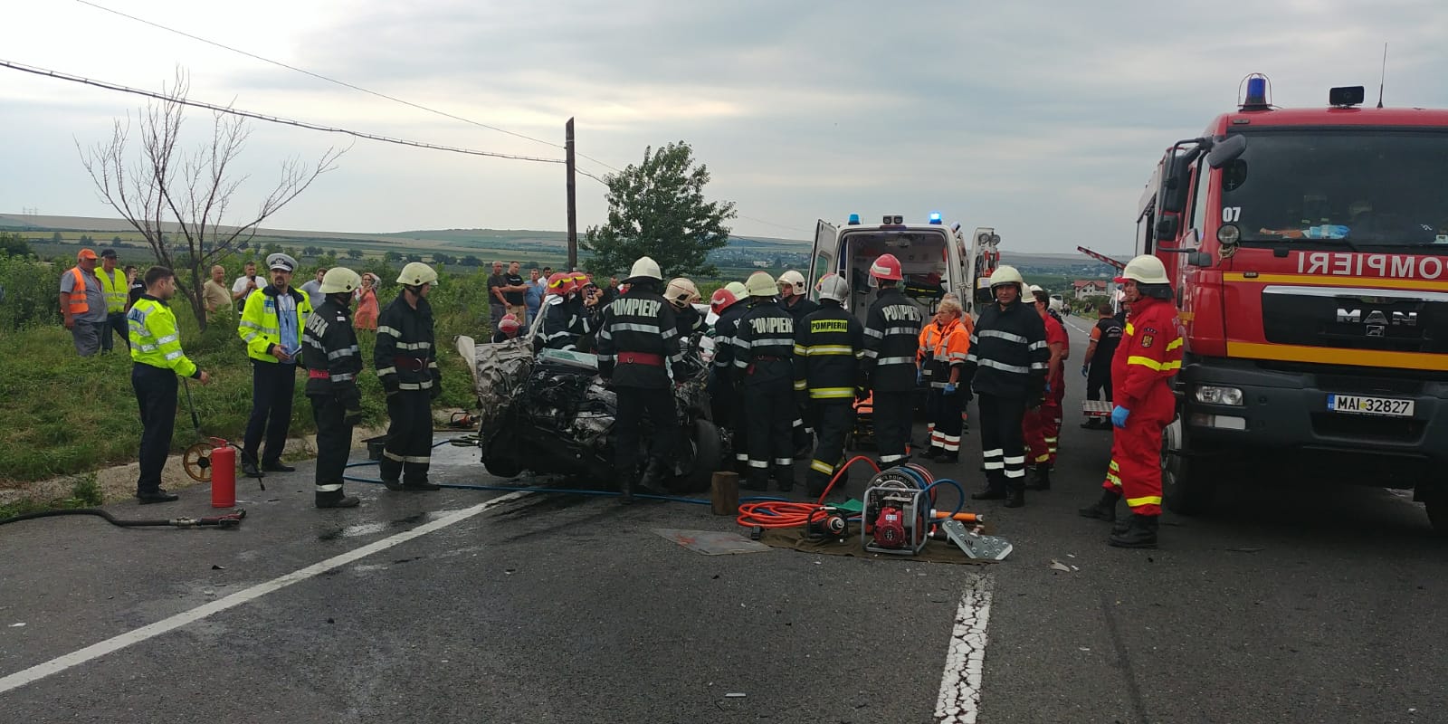 UPDATE: Grav accident în Bălțați, județul Iași, între un autocar, un microbuz și o mașină. Un bărbat a murit și alte trei persoane au fost rănite / FOTO&VIDEO
