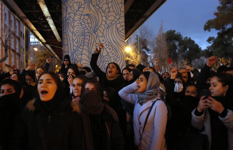 Manifestație rară la Teheran: mii de iranieni au ieșit în stradă și au strigat „moarte dictatorului”