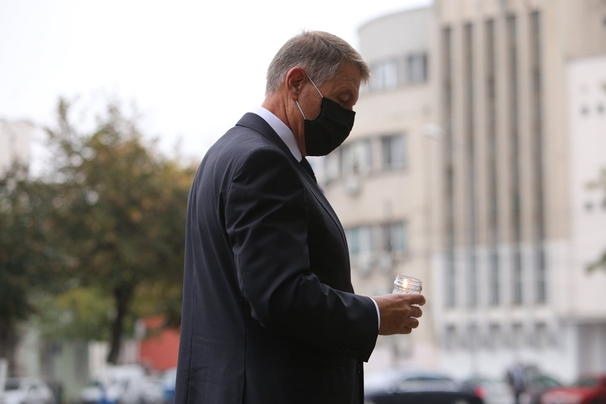 VIDEO | Klaus Iohannis a depus azi o coroană de flori în memoria victimelor de la Colectiv