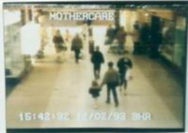 GALERIE FOTO | Momentul emoționant în care o fetiță plânge la mormântul fratelui ei