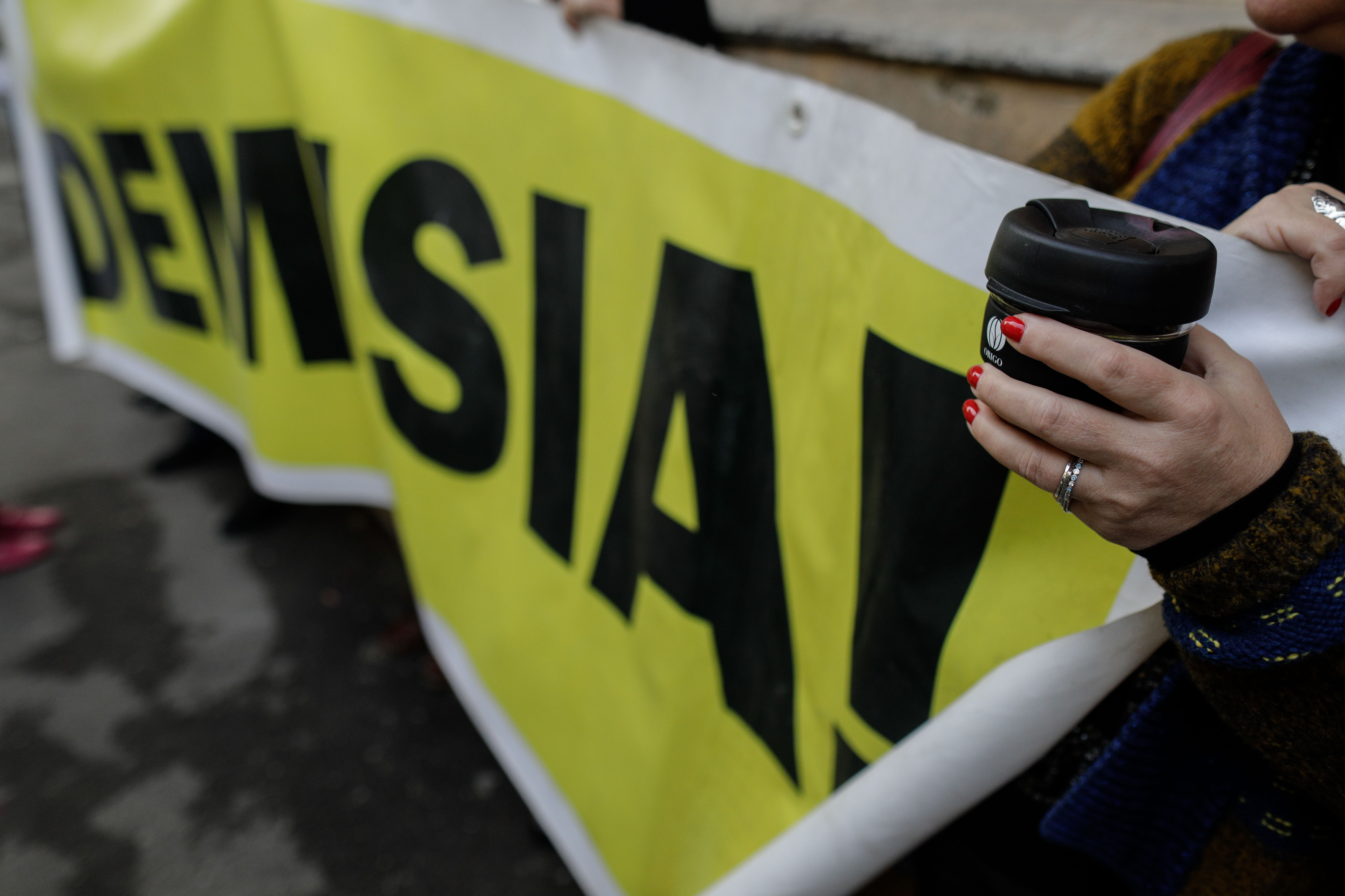 A doua zi de protest în fața Ministerului Educației față de plagiatul lui Cîmpeanu. Mai multe personalități îi cer demisia ministrului