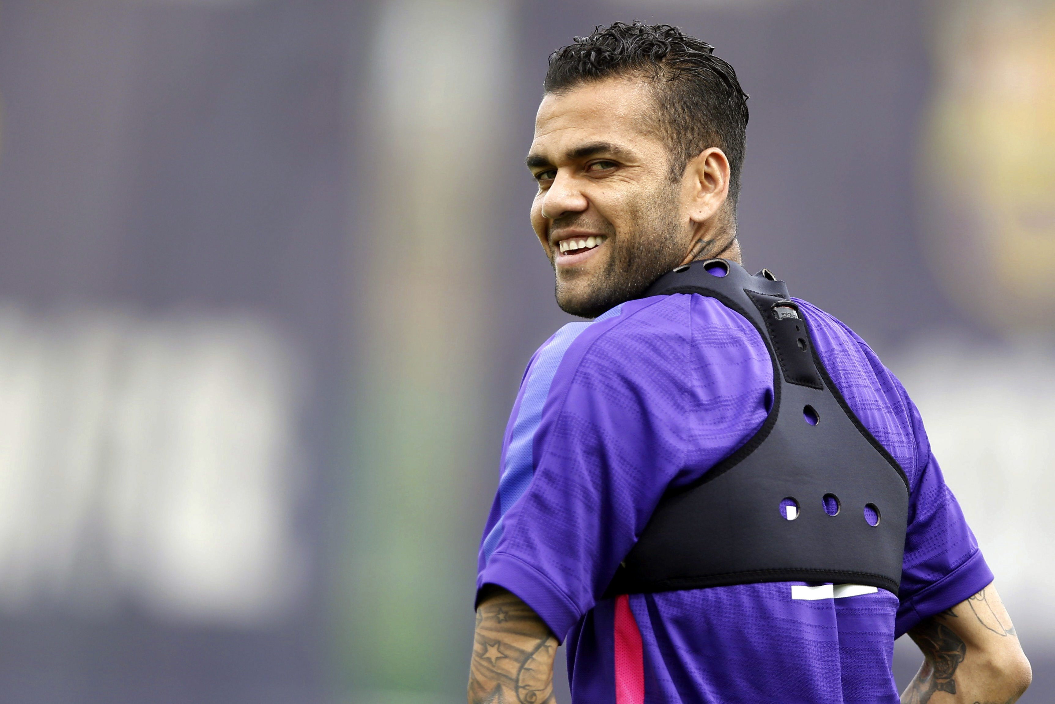 Dani Alves și-a prelungit contractul cu Barcelona până în 2017 / GALERIE FOTO