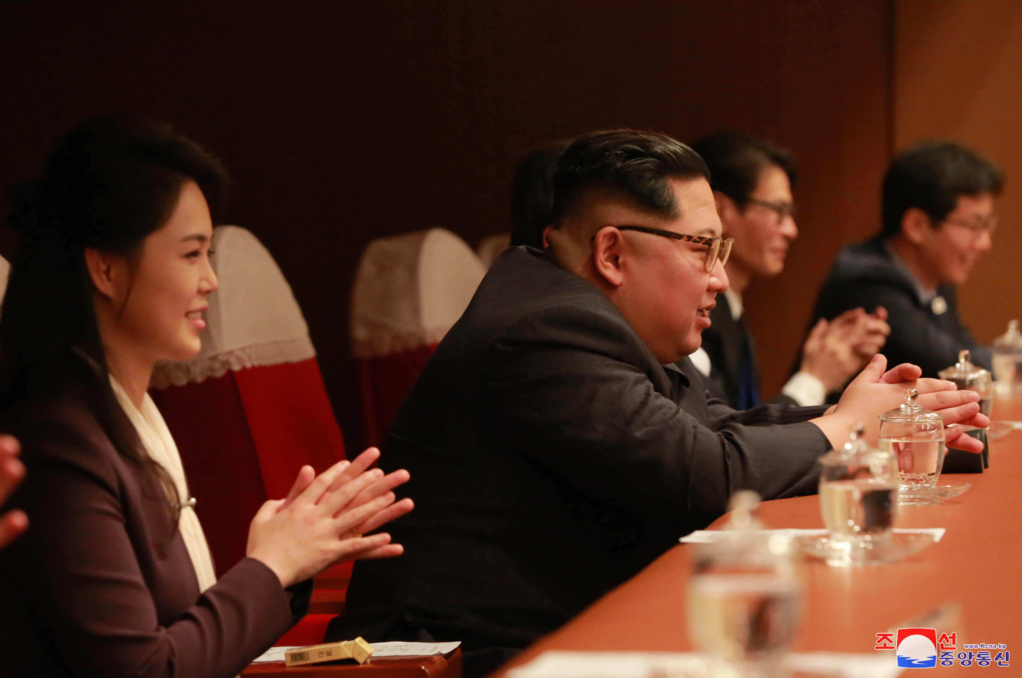 GALERIE FOTO | Kim Jong-un, ”emoționat profund” de concert sud-coreean de la Phenian