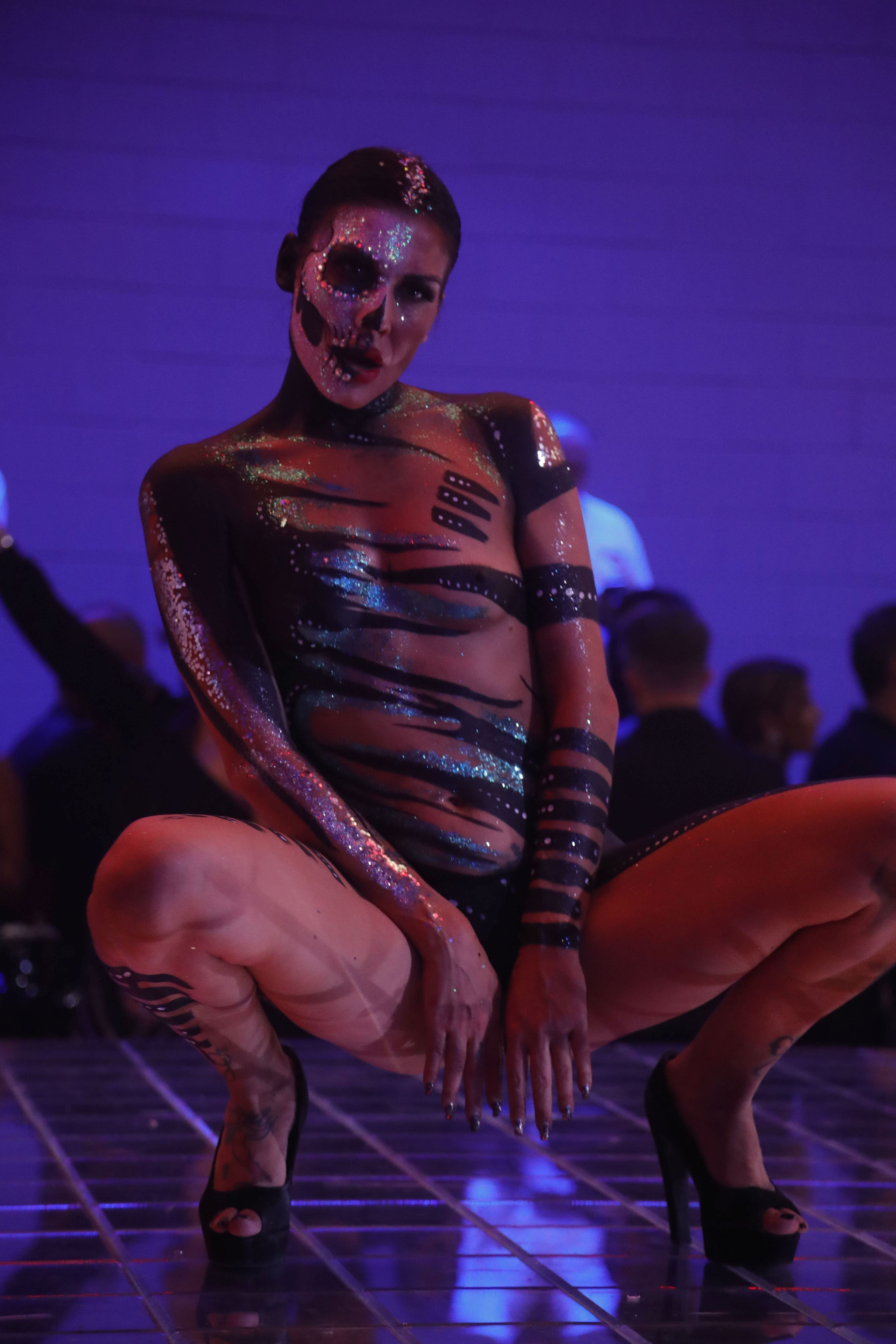 FOTO | Fostul iubit al Mădălinei Ghenea și-a pus manechinele să defileze aproape dezbrăcate la show-ul de modă de la Milano