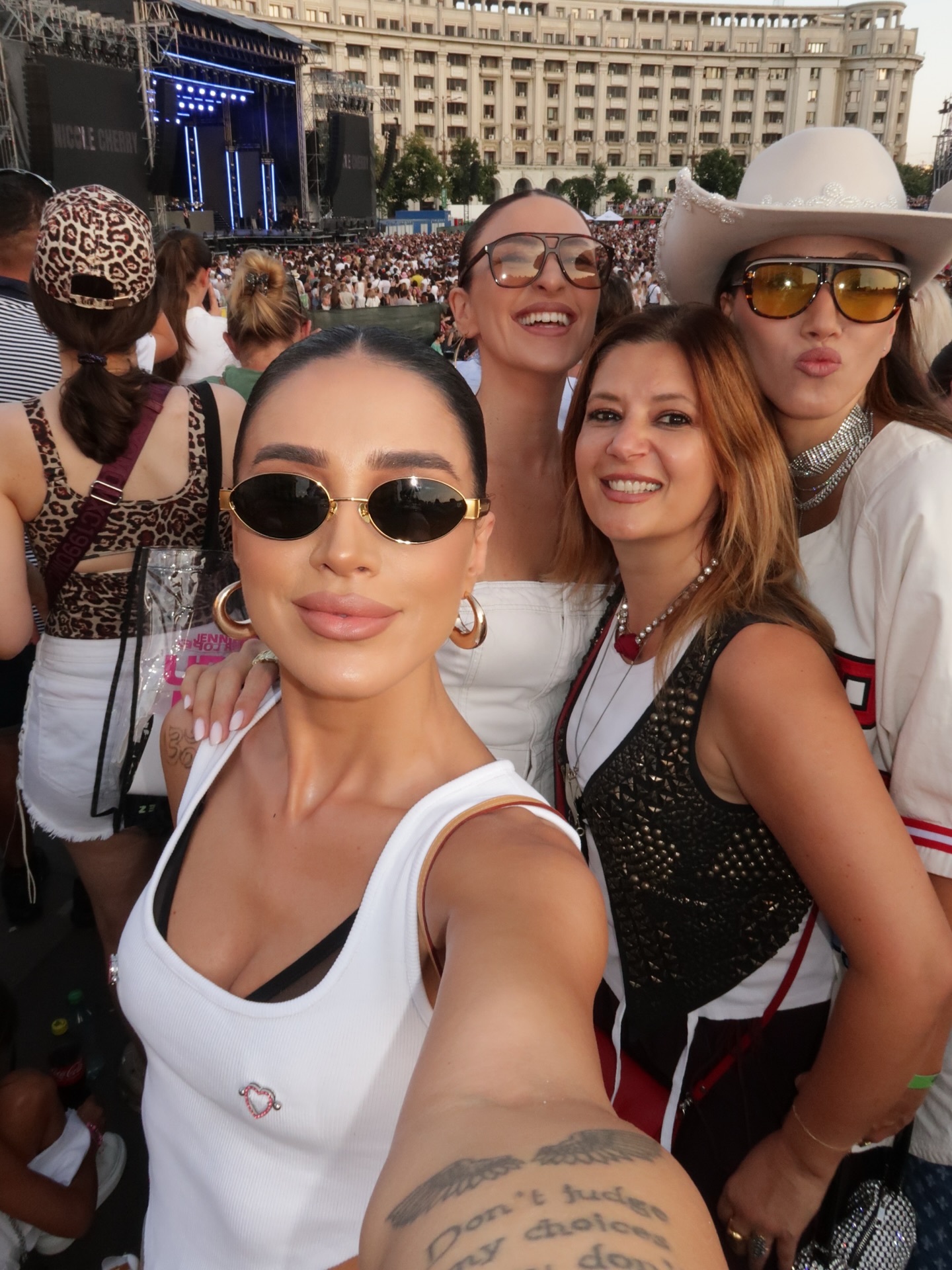 Adelina Pestrițu, criticată după ce a publicat o fotografie alături de Jennifer Lopez: „E fake…ai făcut poza asta cu inteligența artificială”. Răspunsul ei
