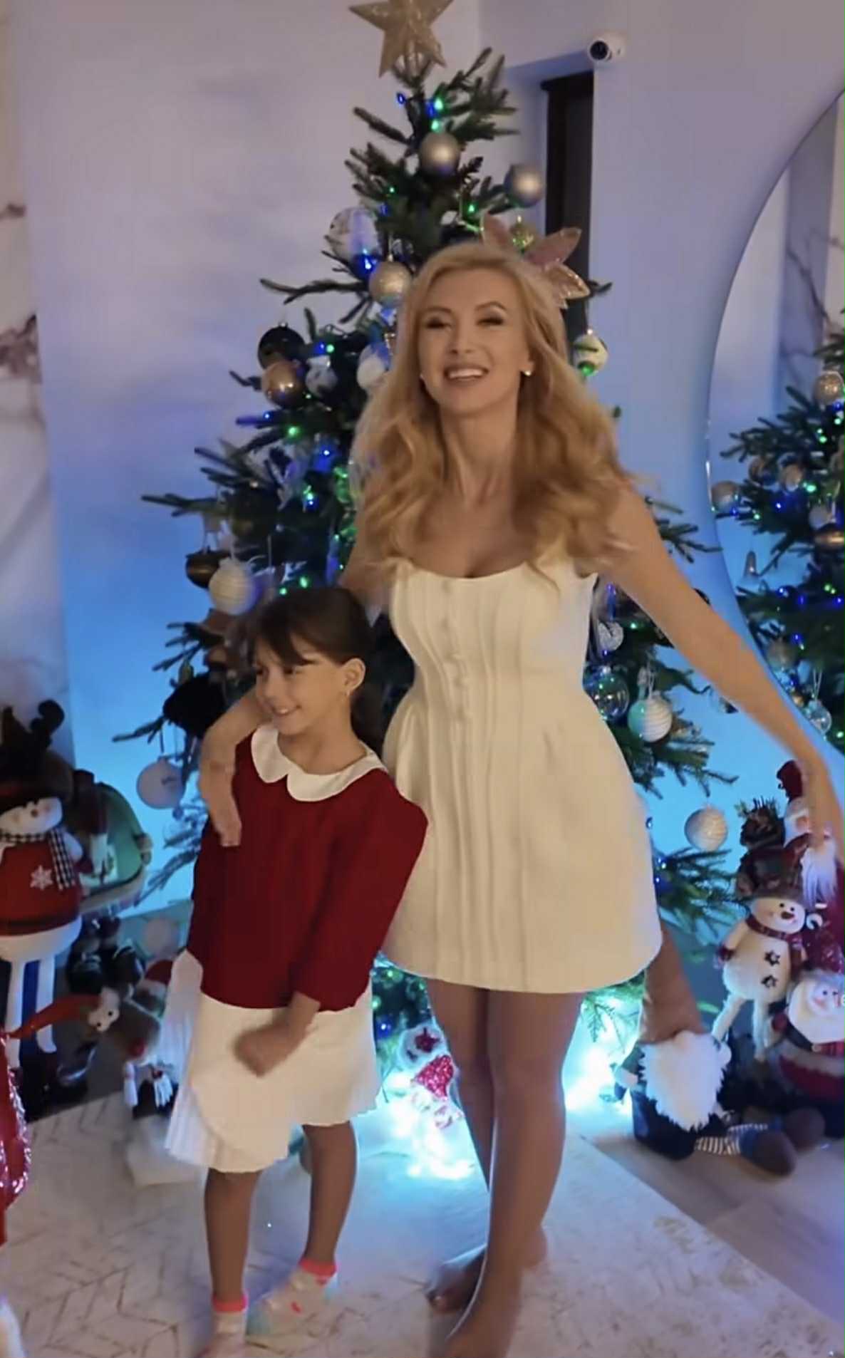Imagini cu bradul de Crăciun împodobit de Andreea Bălan și fetițele ei. Victor Cornea le-a ajutat: „Uitați cât de drăguț a ieșit”