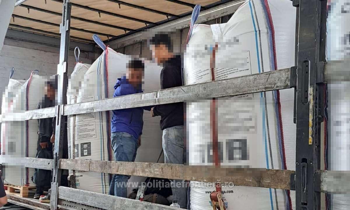 72 de migranți ascunși în TIR-uri, depistați în ultimele 24 de ore, la frontiera cu Ungaria. Erau pitiți printre saci cu fructe și alte bunuri