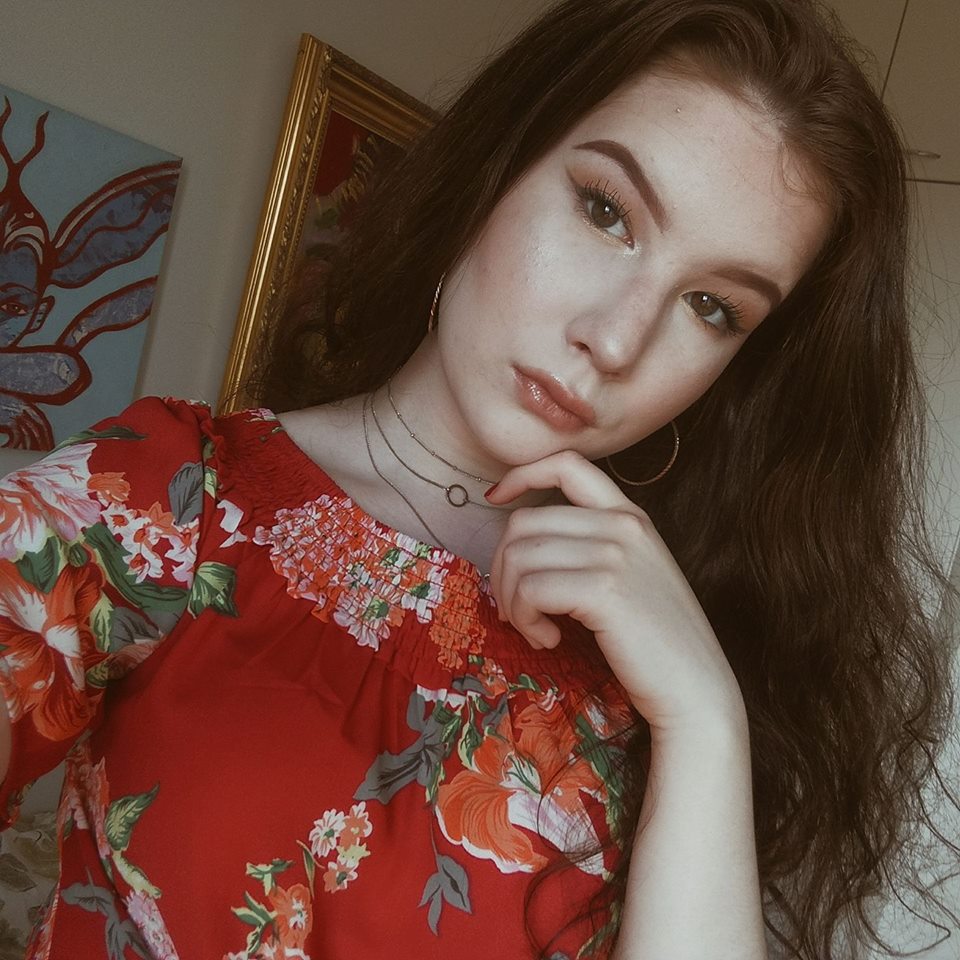 Narcisa Suciu, pe vremea când avea vârsta fiicei ei. Ce zici, seamănă? | FOTO