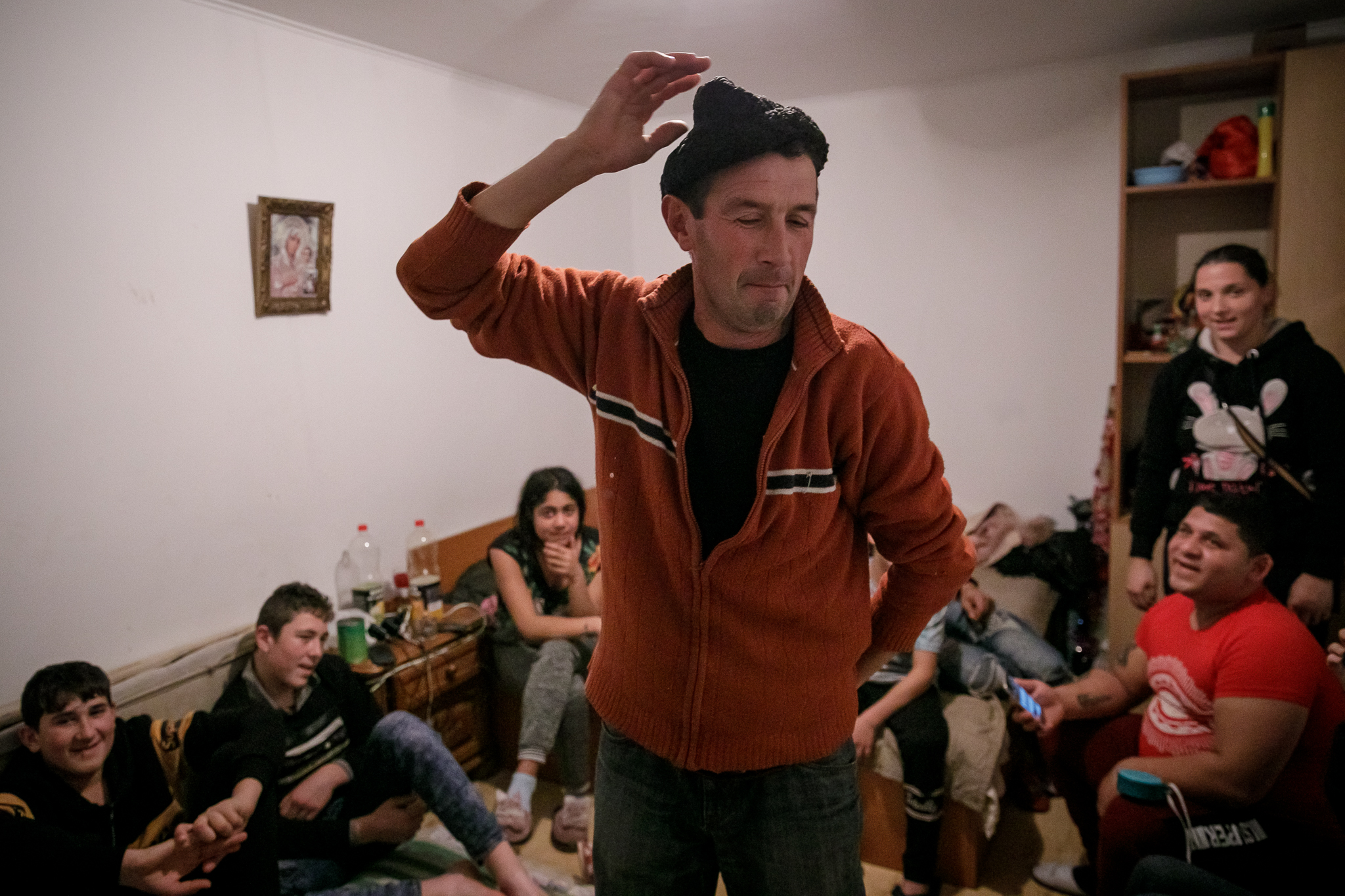 La Dărmănești, Bacău, jocul ursului datează de secole. Tradiția nu exclude boxele, inspirația de pe YouTube și mersul cu metroul în Capitală: “Urșii mei nu trebuie tunși, numai cheptănați și unși!”