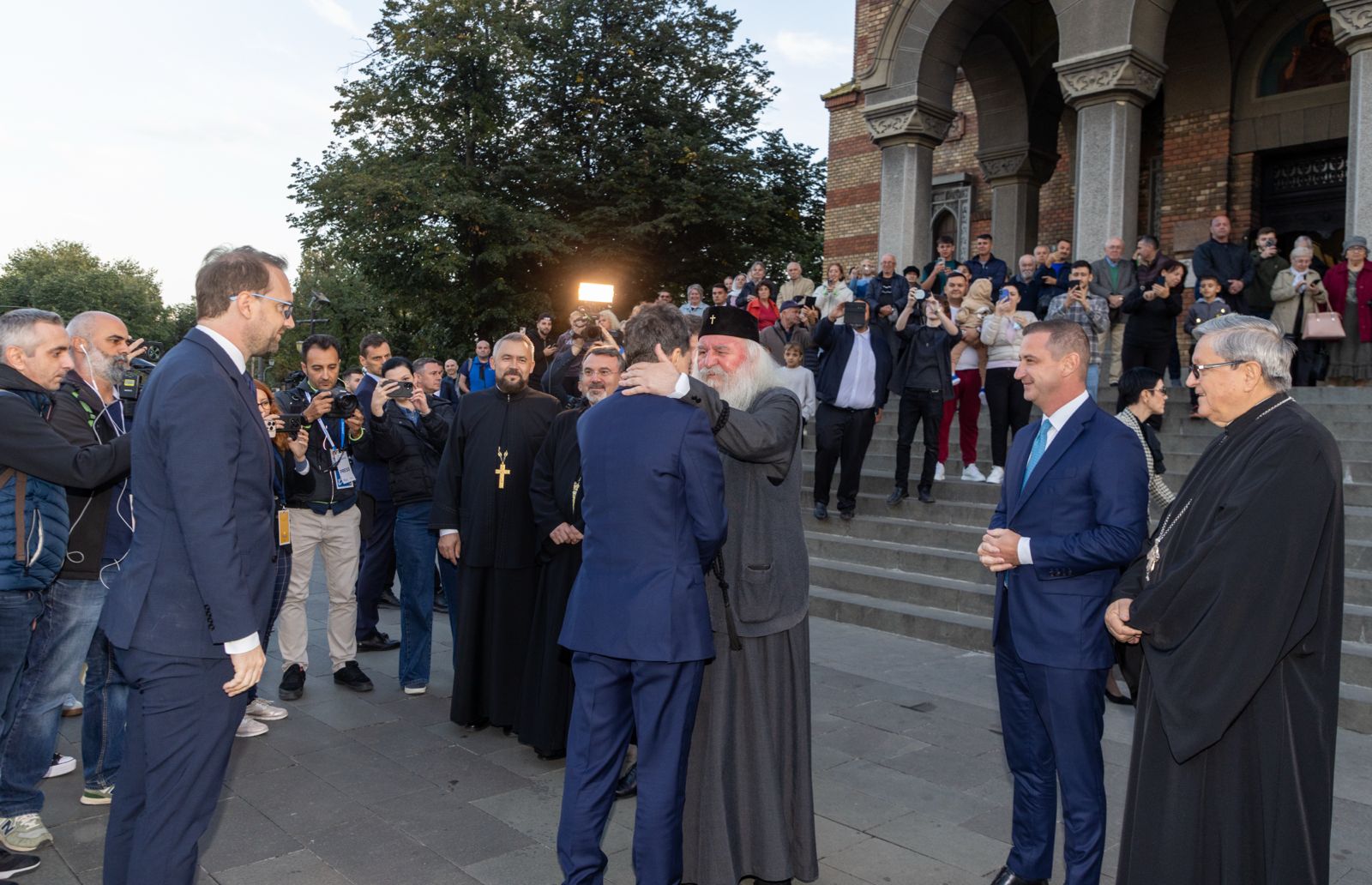 Fiul lui Nicușor Dan, moment amuzant la sfințirea Catedralei Mântuirii Neamului. Gestul micuțului l-a făcut pe președintele României să râdă