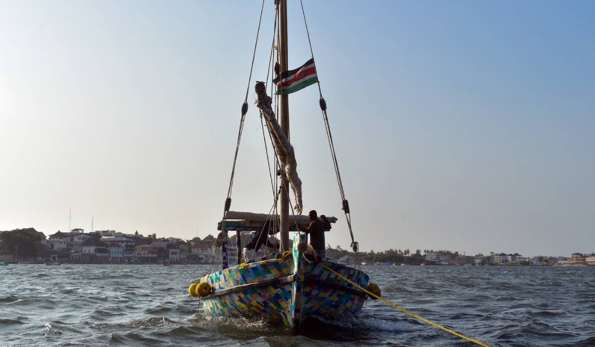 Flipflopi, barca de 9 metri construită din 30.000 de șlapi și 10 tone de plastic, a navigat 500 km, din Kenya până în Zanzibar