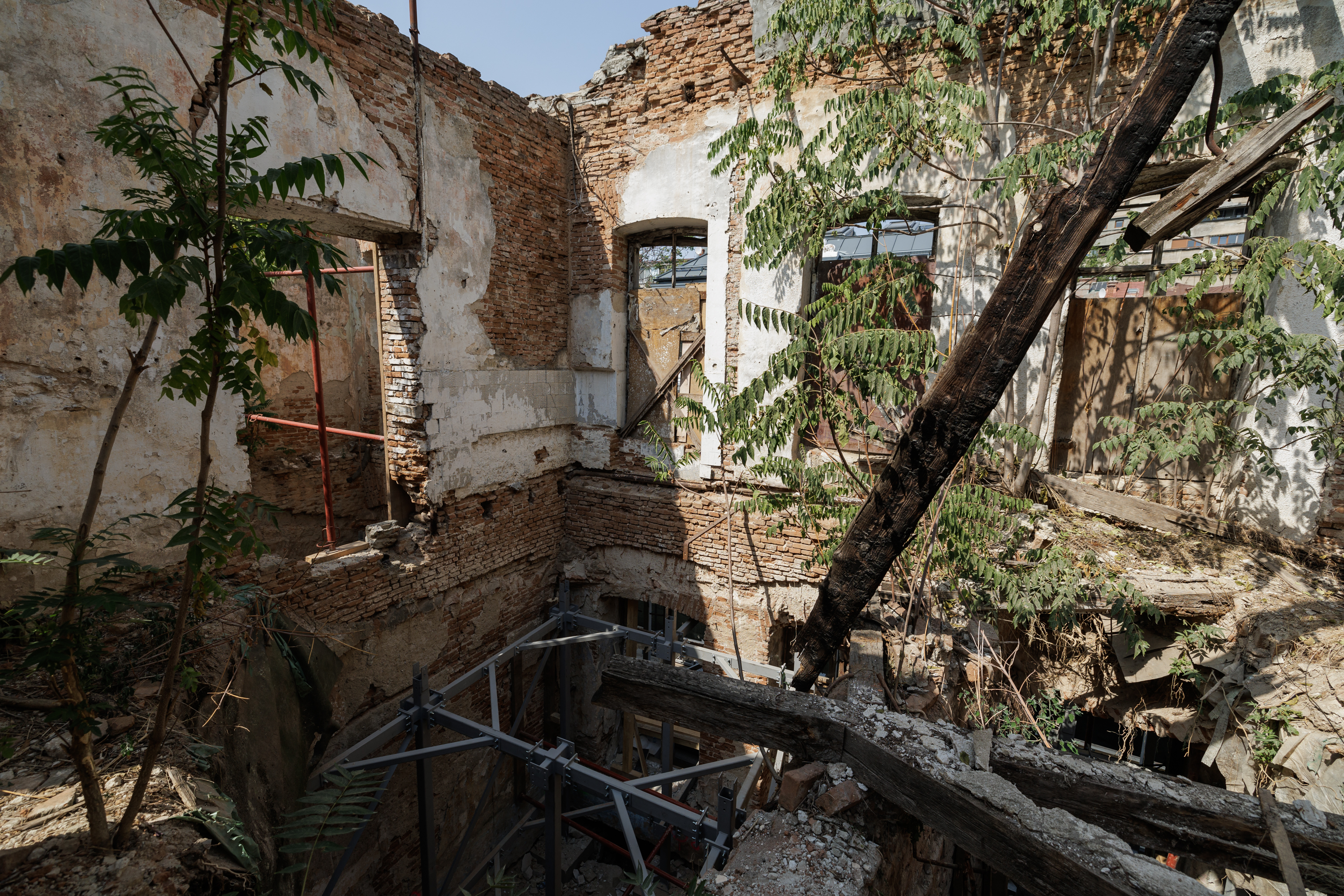 REPORTAJ. Libertatea a intrat pe șantierul de la Hanul Solacolu din București. „Era o groapă de gunoi și o bombă ecologică. Am scos două mii de tone de deșeuri”