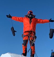 Un alpinist amator din Statele Unite a murit pe creasta Everestului în timp ce făcea poze de pe cel mai înalt vârf din lume