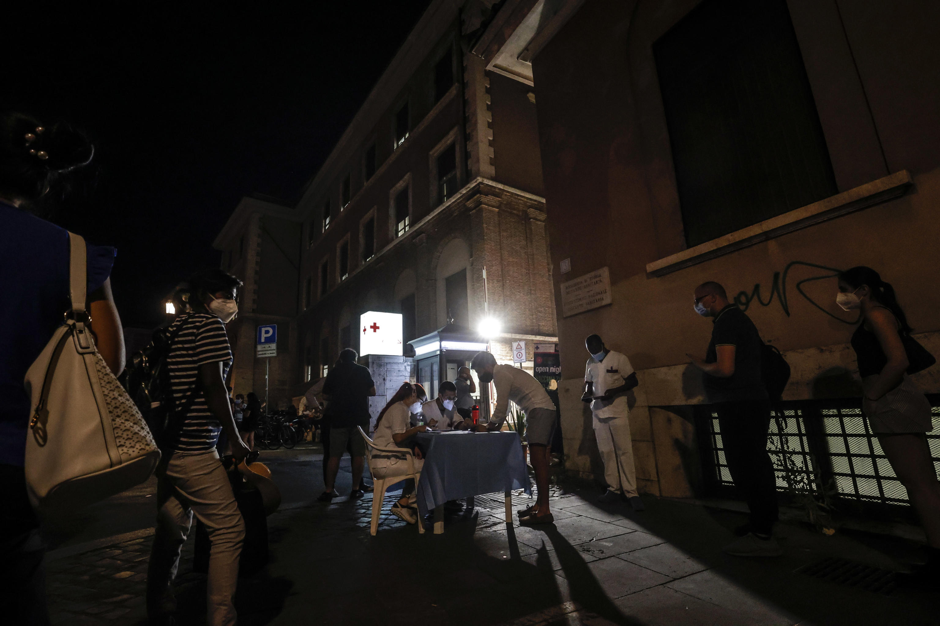 Vaccinare noaptea, cu jazz, cafea și croissant gratis, pentru oamenii fără adăpost, în Italia