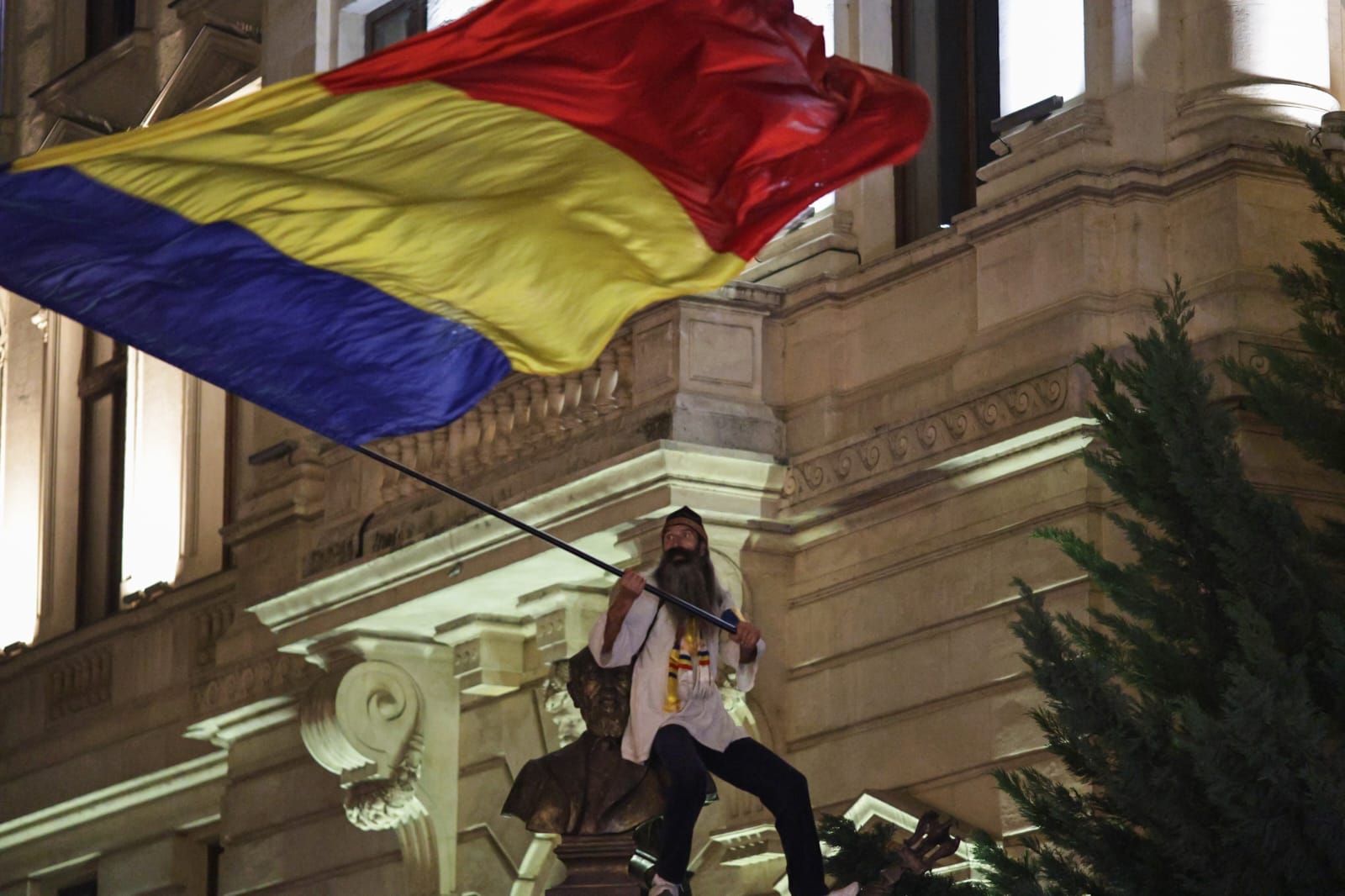 Manifestanții pro-Georgescu, violențe în fața sediului BEC. Un jandarm a fost rănit, s-au folosit gaze lacrimogene