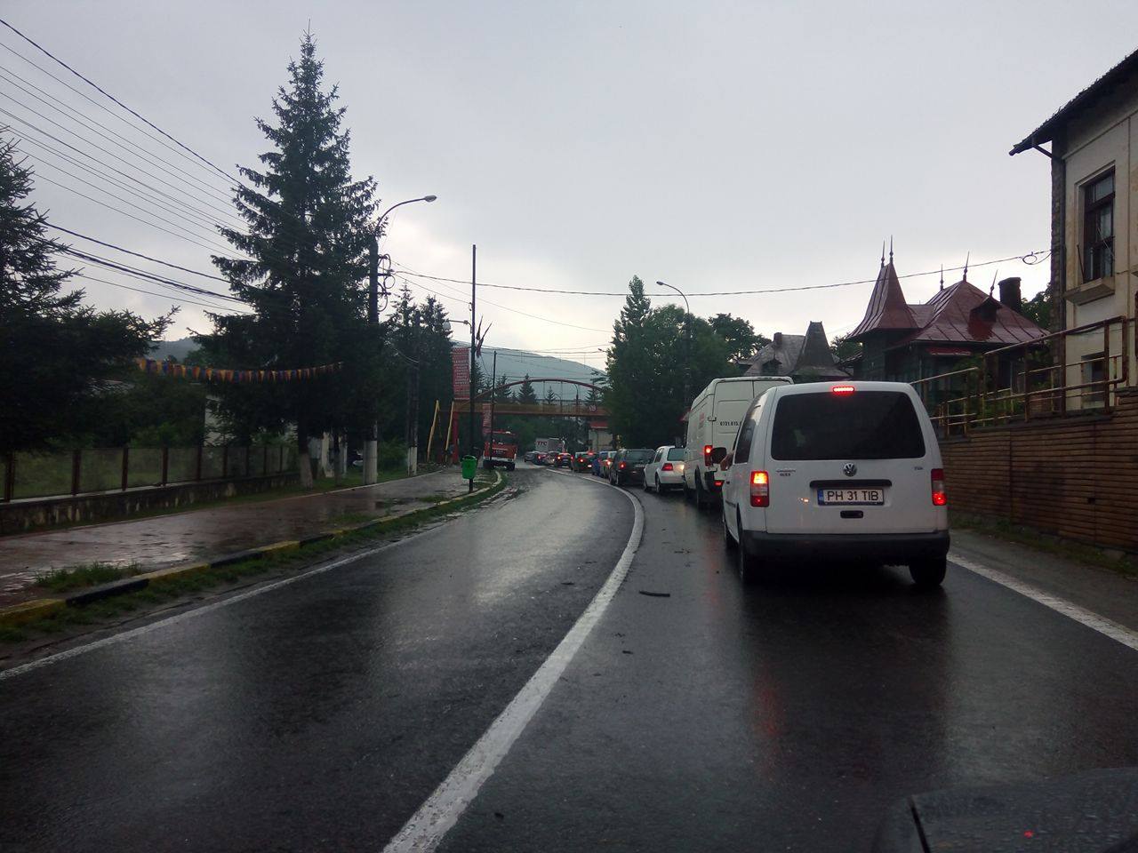 Inundații în Prahova! Coloană de mașini pe DN1 de la Sinaia la Comarnic, din cauza aluviunilor