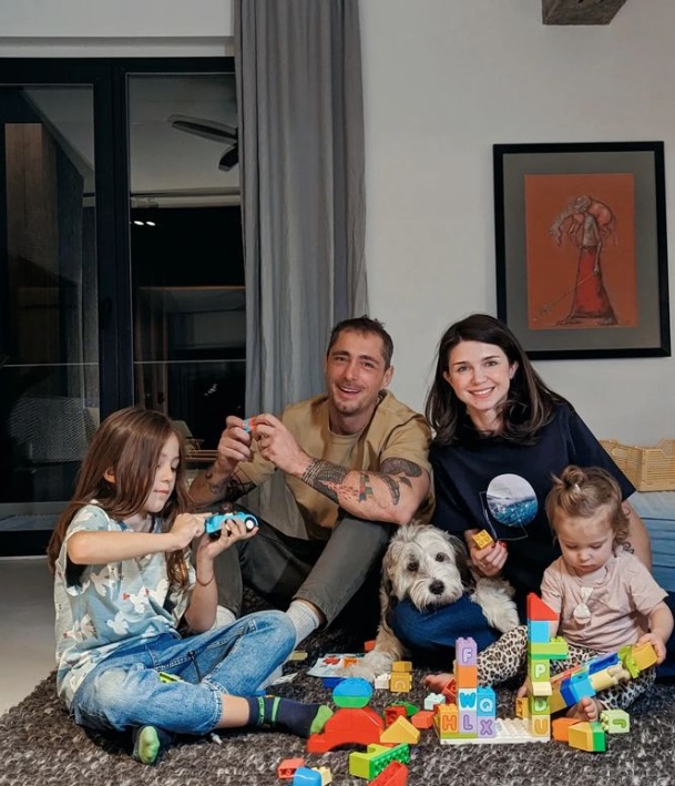 Imagini cu apartamentul în care Vladimir Drăghia locuiește cu familia. Are vedere la lac, iar în sufragerie ține o motocicletă
