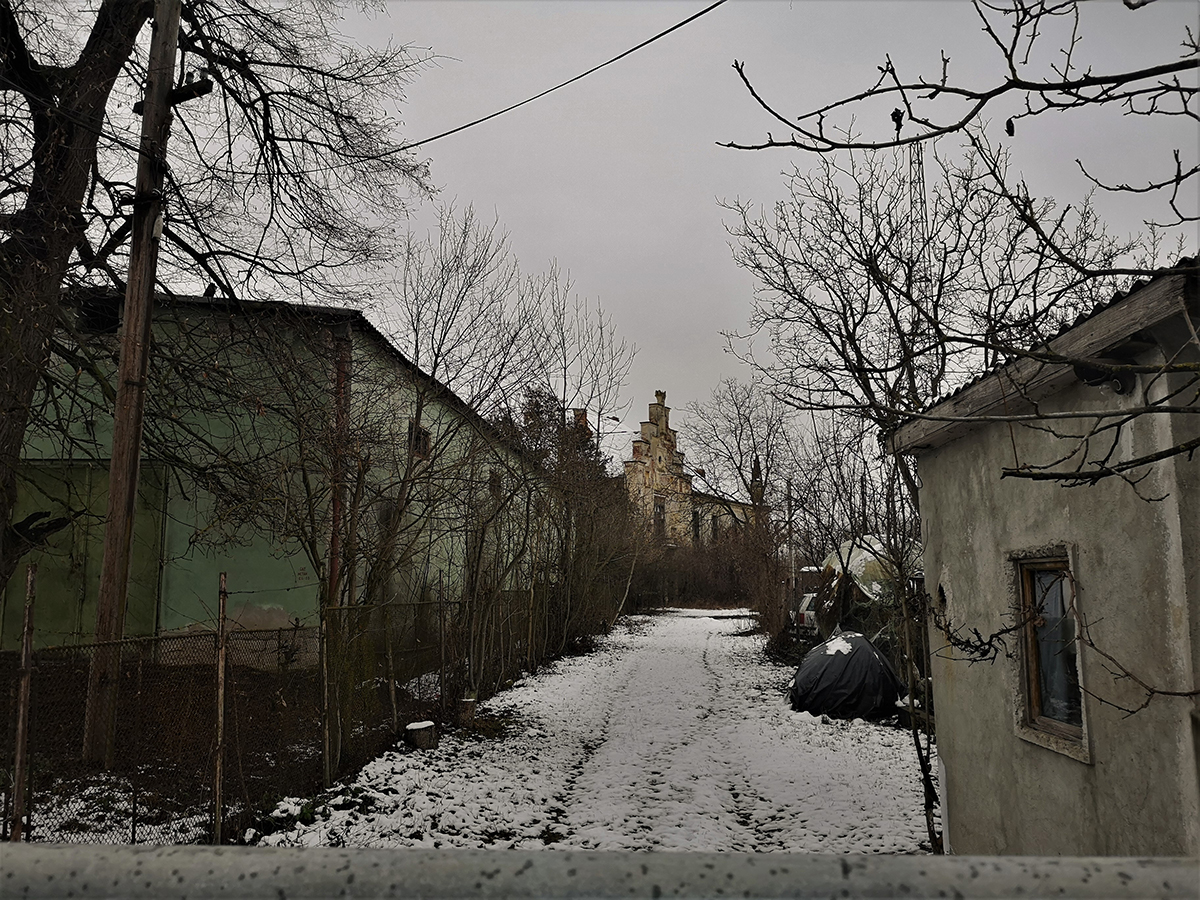 REPORTAJ. Un castel vechi de secole, din Ardeal, lăsat în voia sorții de beneficiarii retrocedării și de autorități: „Nu sunt fantome aici, doar sărăcie!”