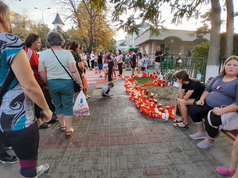 Nou protest cu sute de oameni în faţa maternităţii din Botoșani, după moartea Alexandrei. „Cei vinovați să nu mai profeseze”