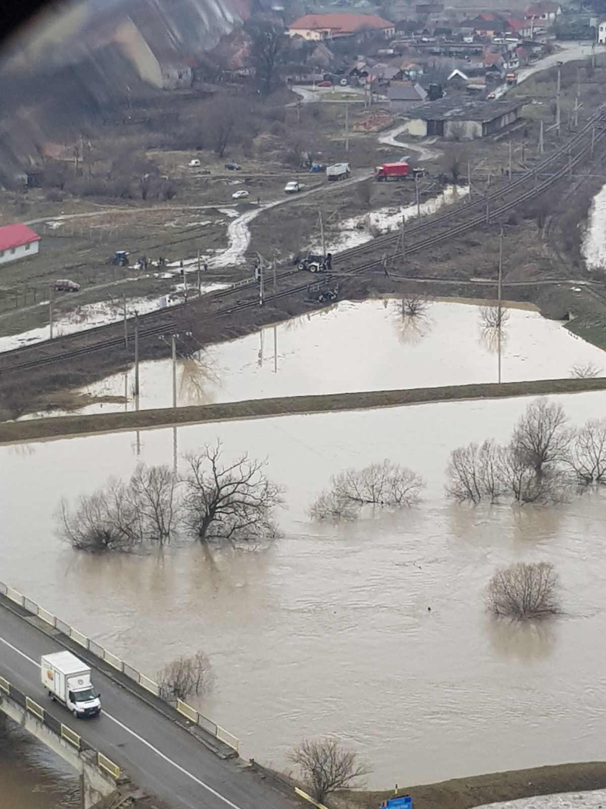 UPDATE/Ministrul de Interne a ajuns în zonele inundate din Covasna şi Braşov. Carmen Dan: "Se poate ajunge la evacuarea forțată a oamenilor” (FOTO&VIDEO)