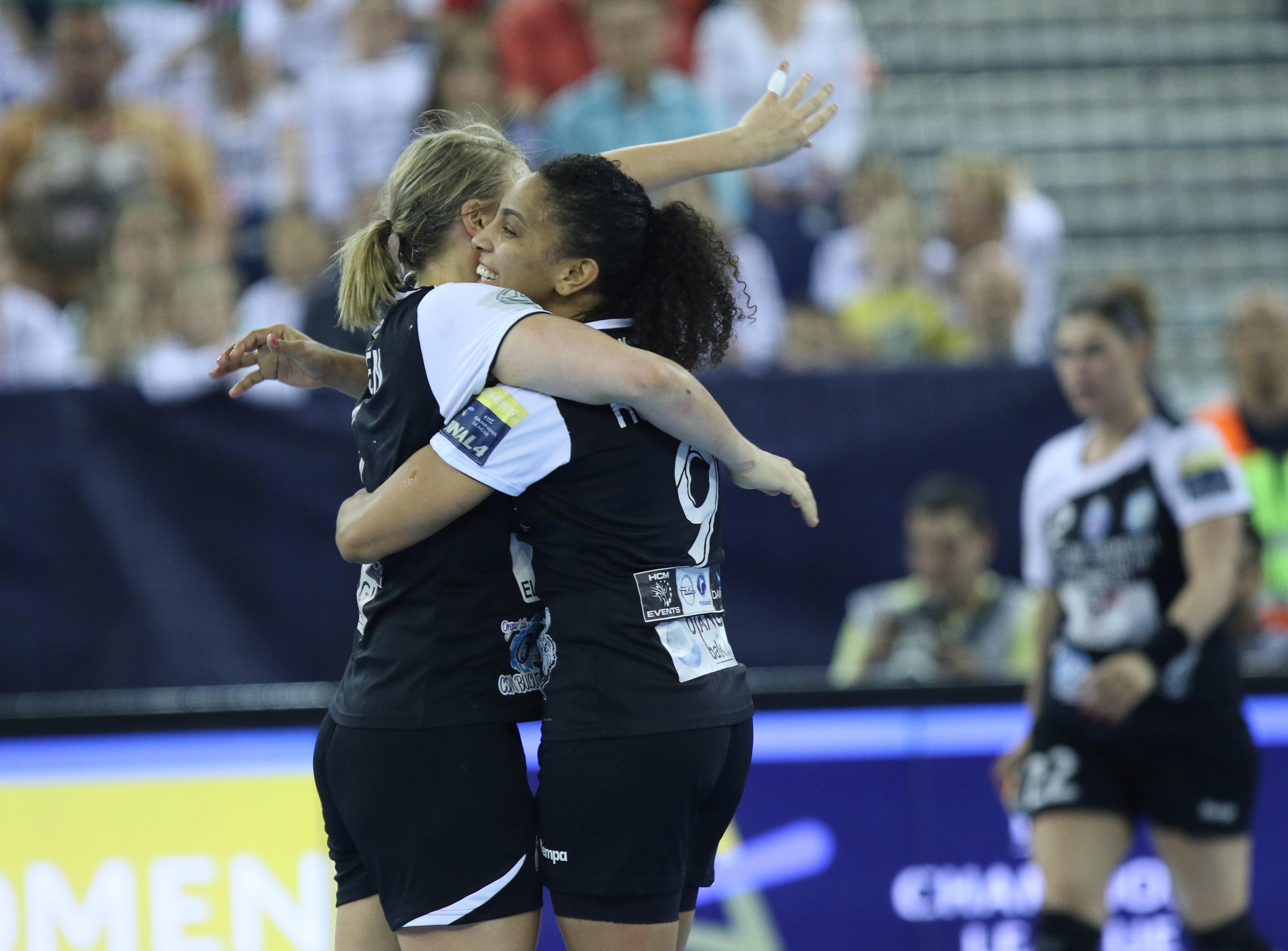 CSM Bucureşti este noua regină a Europei. Echipa noastră a câştigat, dramatic, la 7 metri, finala Ligii Campionilor la handbal feminin cu Gyor/ FOTO