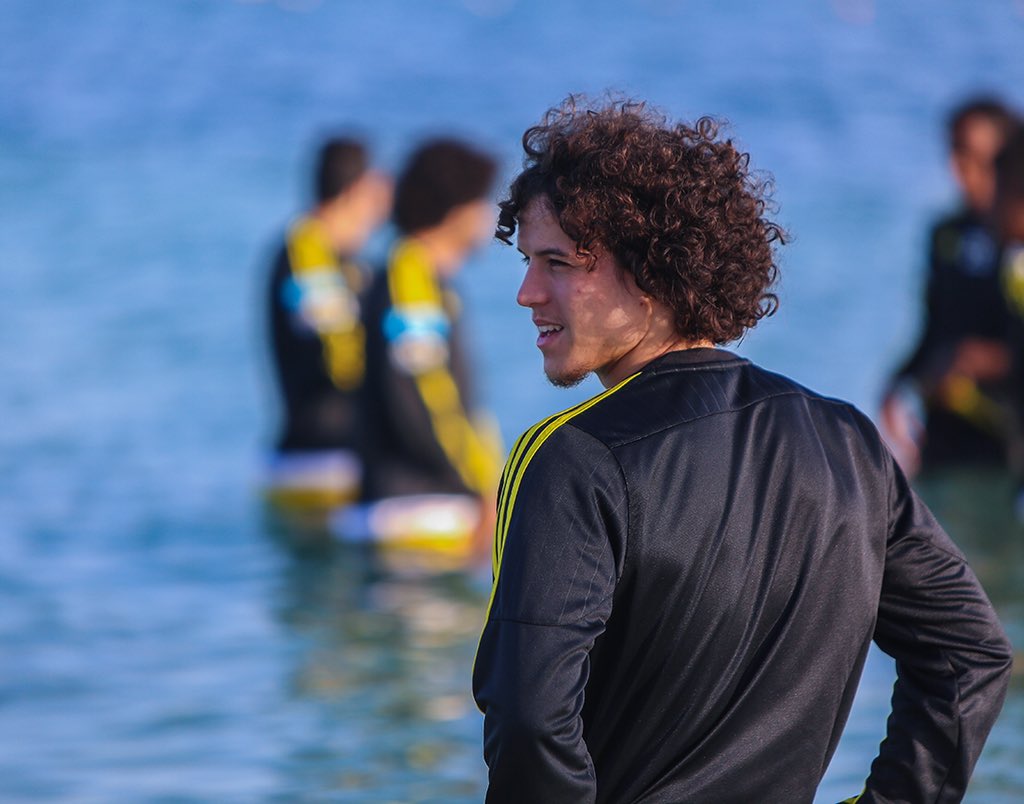 Victor Pițurcă scoate untul din fotbaliștii săi pe plaja din Dubai / GALERIE FOTO