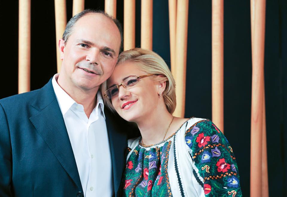 Ia tradițională românească, promovată de politicieni. Cum a ajuns costumul popular să fie admirat în toată lumea