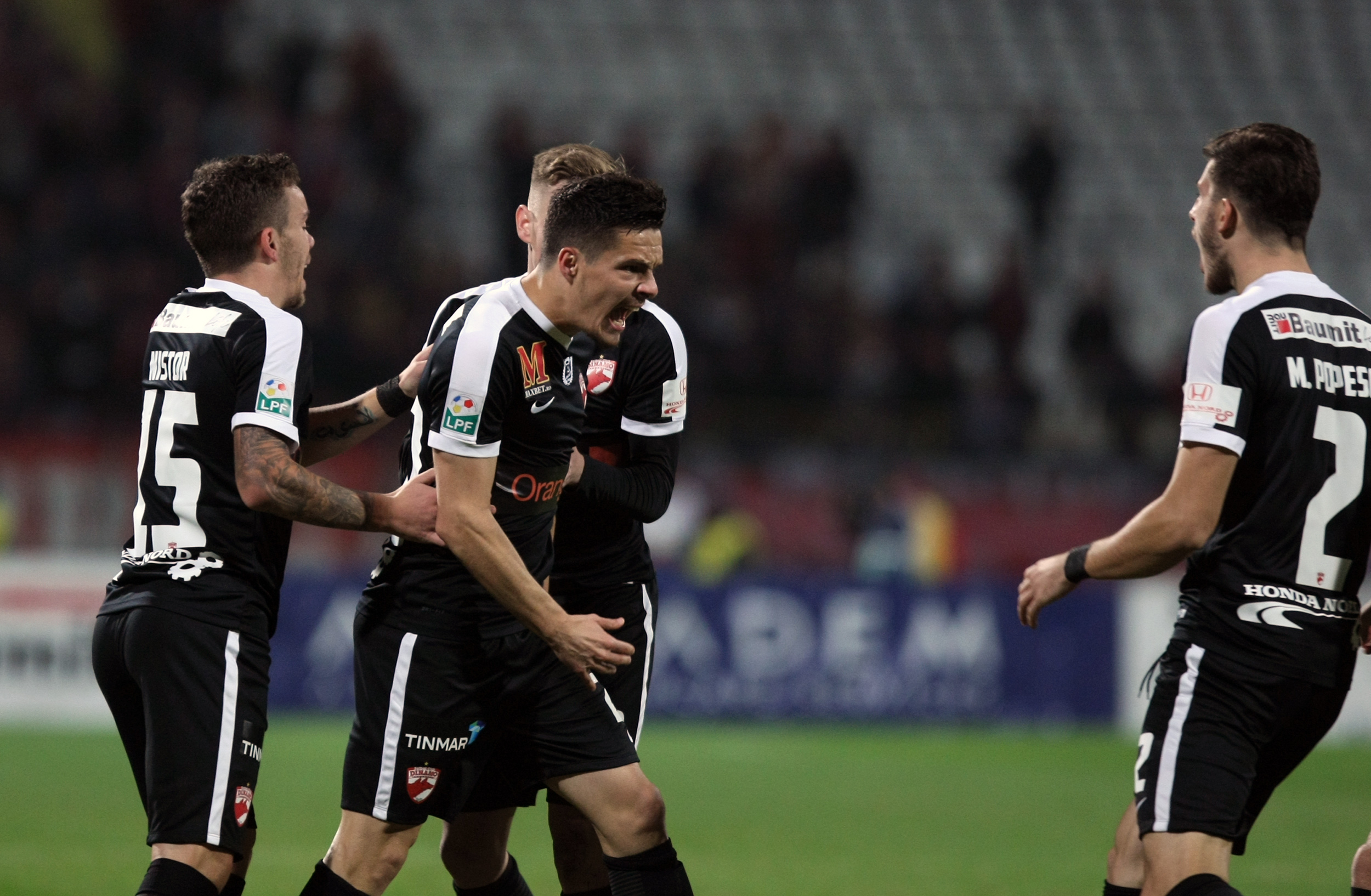 Liga 1, etapa 13. Dinamo - Pandurii 4-0. Autogol incredibil Lazar, ”dublă” Lazăr, plus Palici. ”Câinii”, în negru, în memoria lui Titi Frățilă. Fanii i-au cerut demisia lui Ando / VIDEO