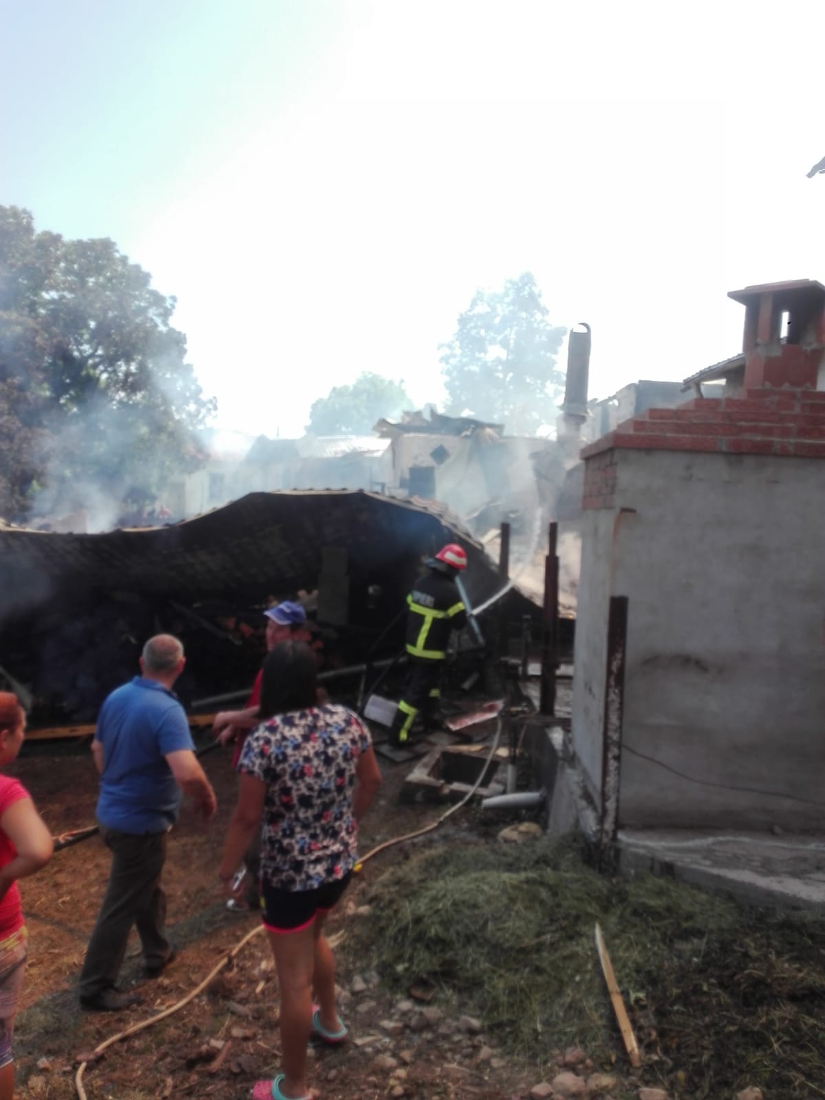 UPDATE/ Patru case din Tulnici, Vrancea, cuprinse de flăcări. Pompierii au localizat incendiul/ GALERIE FOTO&VIDEO