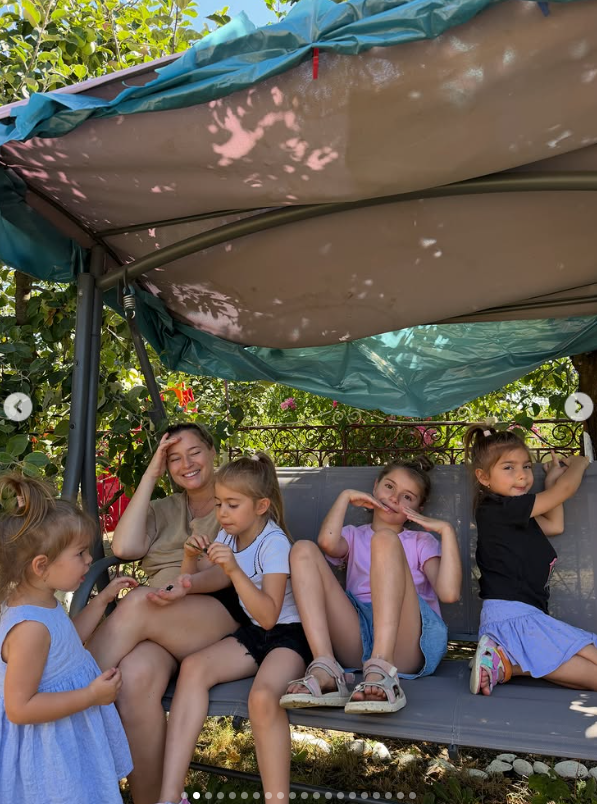 Cum își așteaptă Laura Cosoi invitații la botezul celei de-a cincea fetițe. Nina va fi creștinată în acest weekend. „Nu pot să cred”