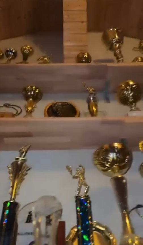 Imagini din casa părinților lui Victor Cornea, din Sibiu. Andreea Bălan a arătat toate medaliile, cupele și diplomele pe care logodnicul ei le are