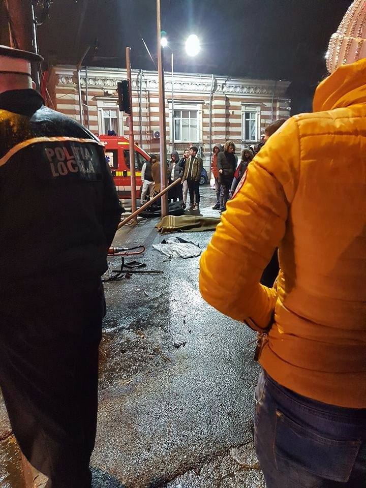 Accident în Galați, soldat cu doi morți și doi răniți. Oamenii au intrat cu mașina într-un stâlp