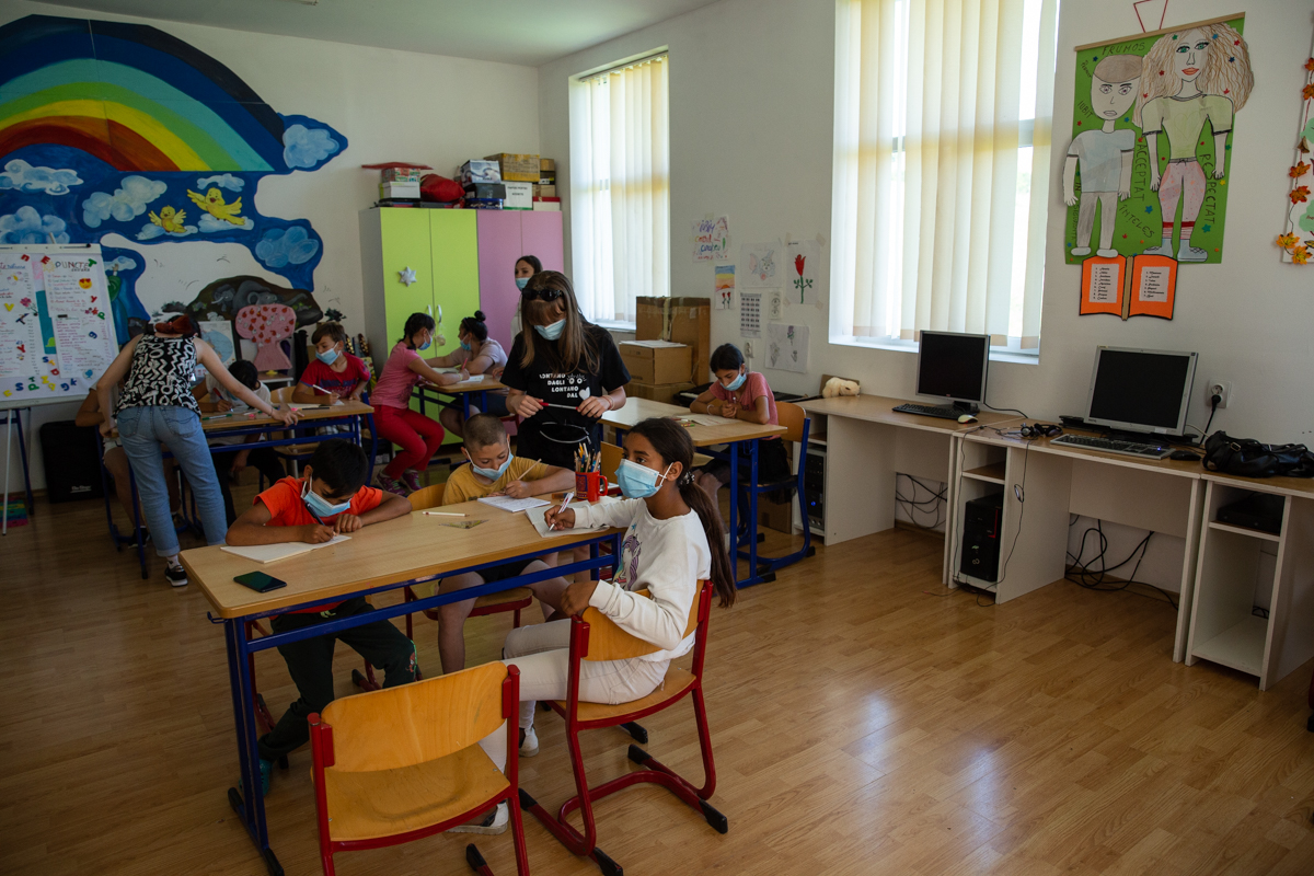 Într-un sat bântuit de sărăcie, un centru de zi le dă o șansă copiilor sărmani. „Nu poţi educa un copil flămând. Îi ungi o felie de pâine cu ceva şi apoi poți să-i umpli şi mintea cu matematică”
