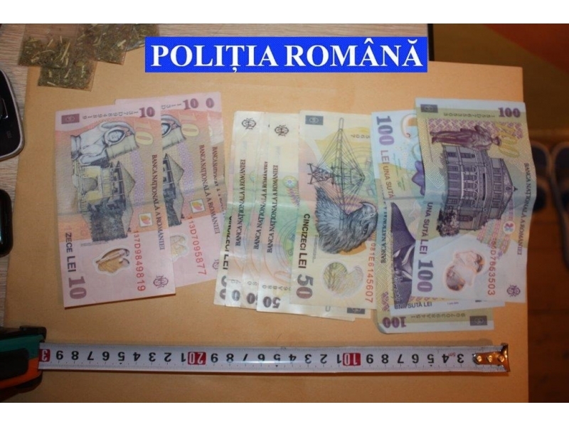Zeci de polițiști și mascați au descins într-un bloc de interlopi din Focșani pentru destructurarea unei rețele de traficanți de droguri