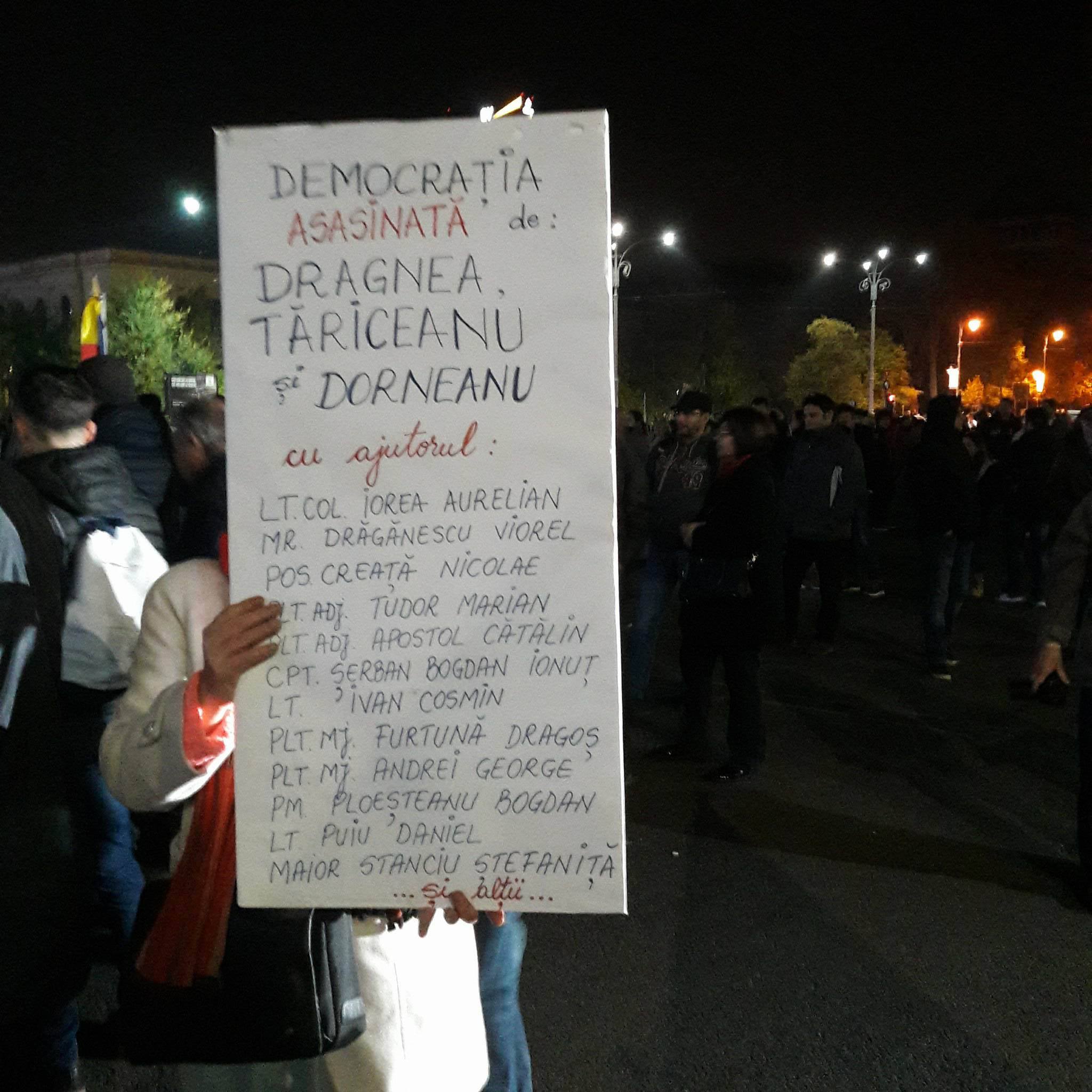 FOTO&VIDEO/ Protest în Capitală. 20.000 de oameni au participat la un marș din fața Guvernului până la Palatul Parlamenului